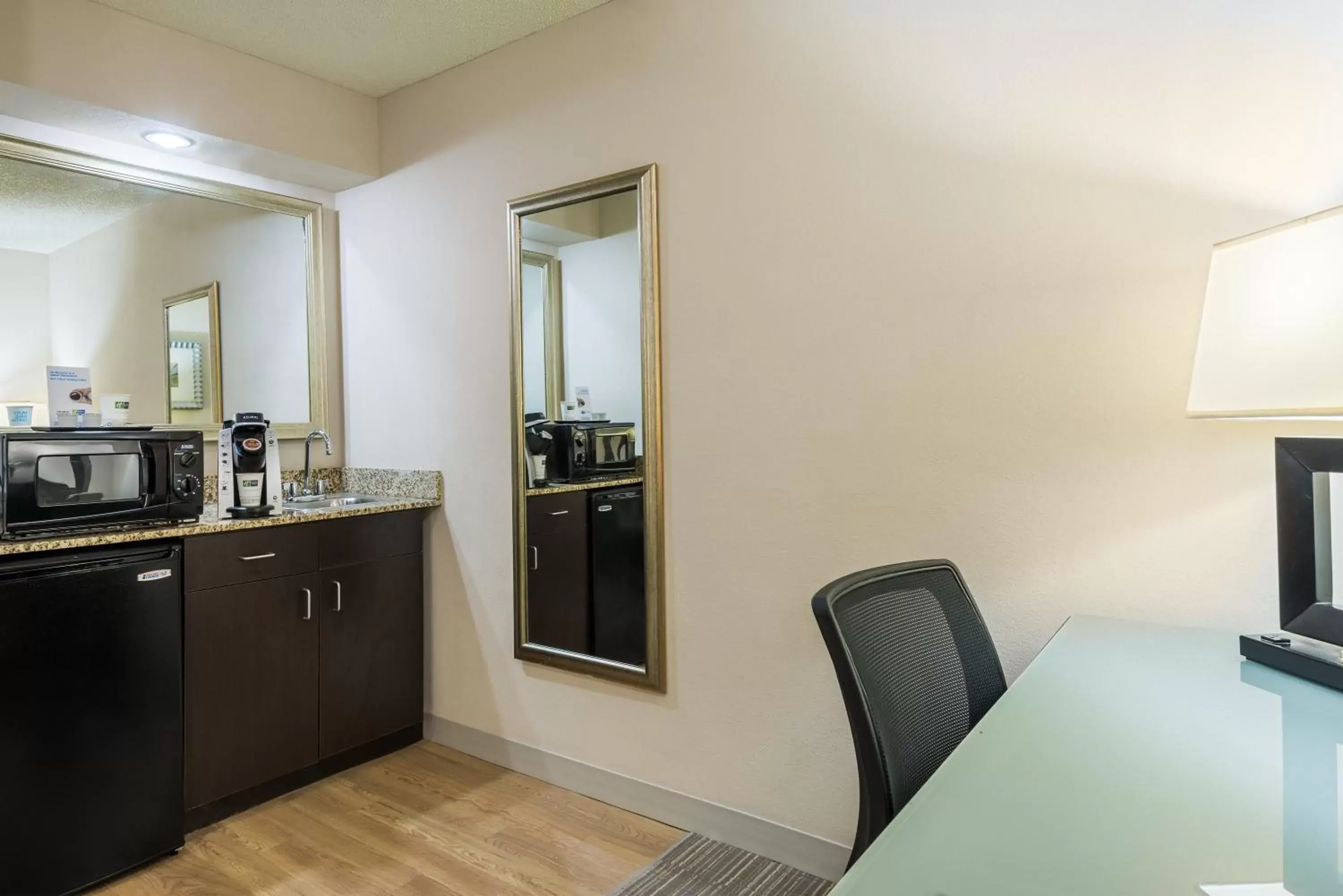 Photo of the whole room, Kitchen/Kitchenette in Holiday Inn Express Hotel & Suites Kendall East-Miami, an IHG Hotel