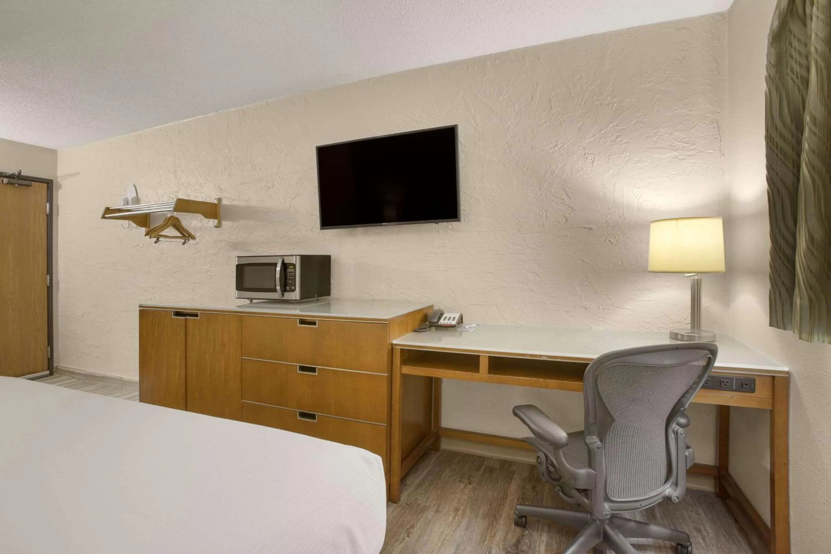 Bedroom, Bed in Rodeway Inn & Suites Grand Rapids Southeast