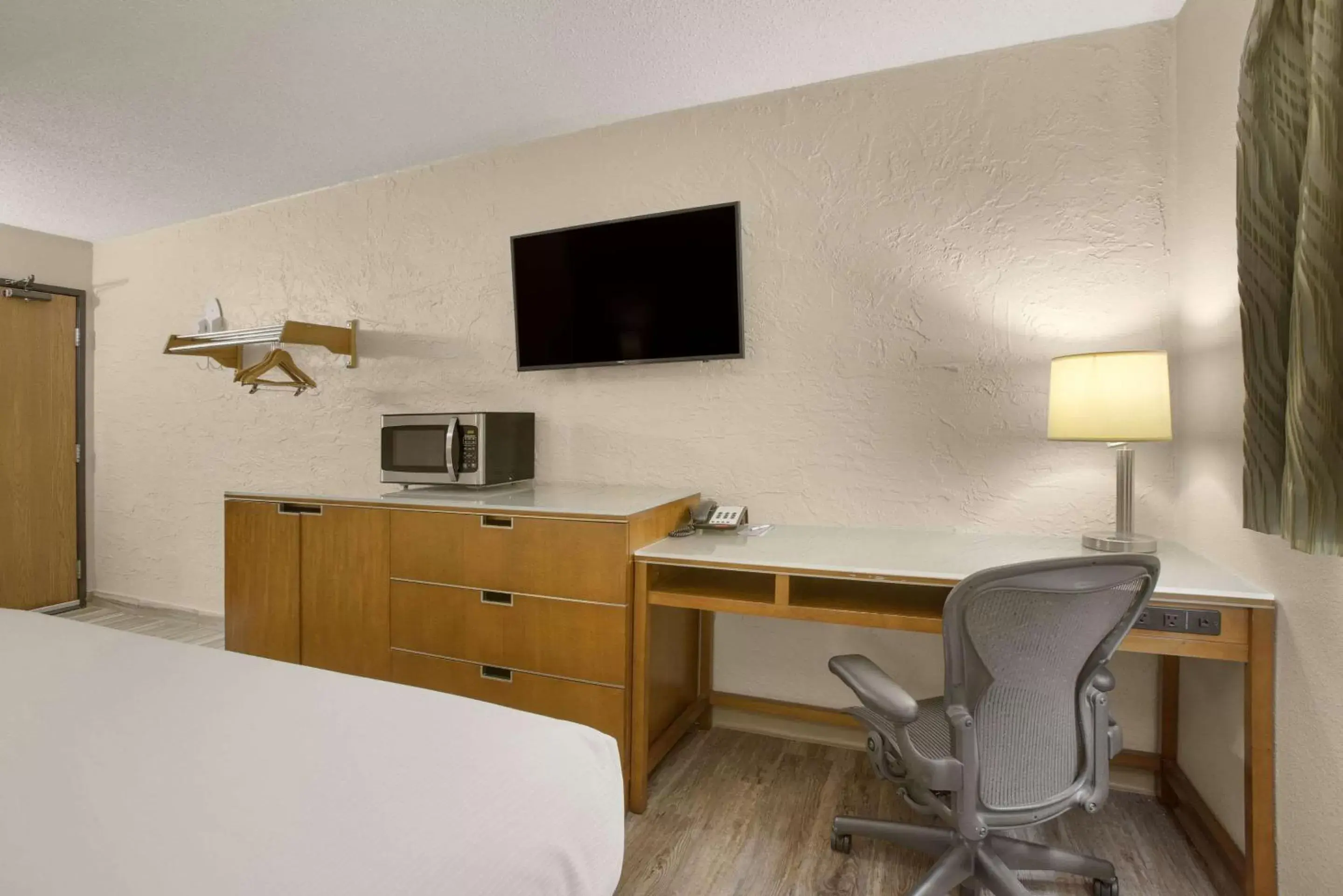 Bedroom, TV/Entertainment Center in Rodeway Inn