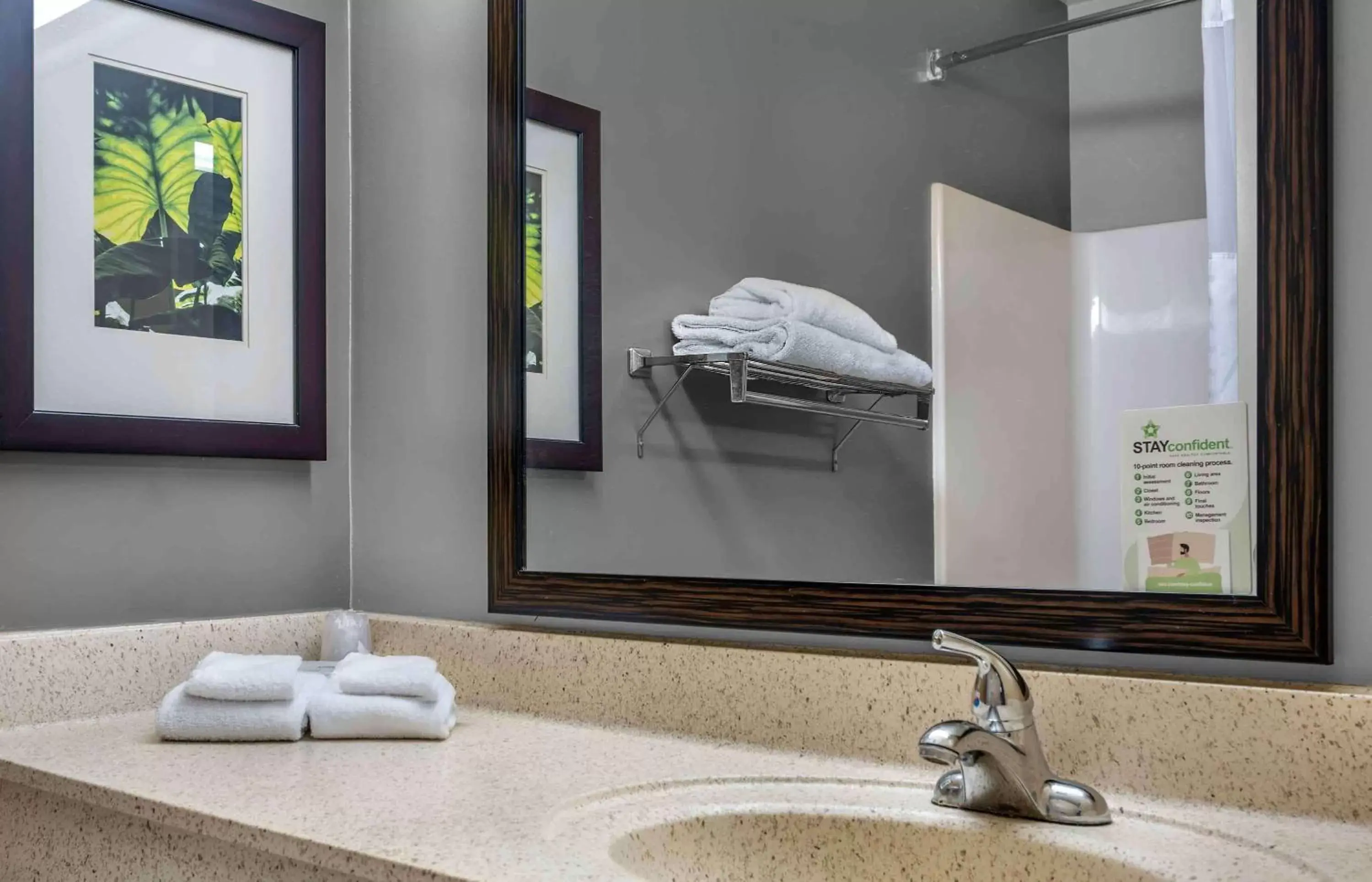 Bathroom in Extended Stay America Select Suites - Chicago - Rolling Meadows