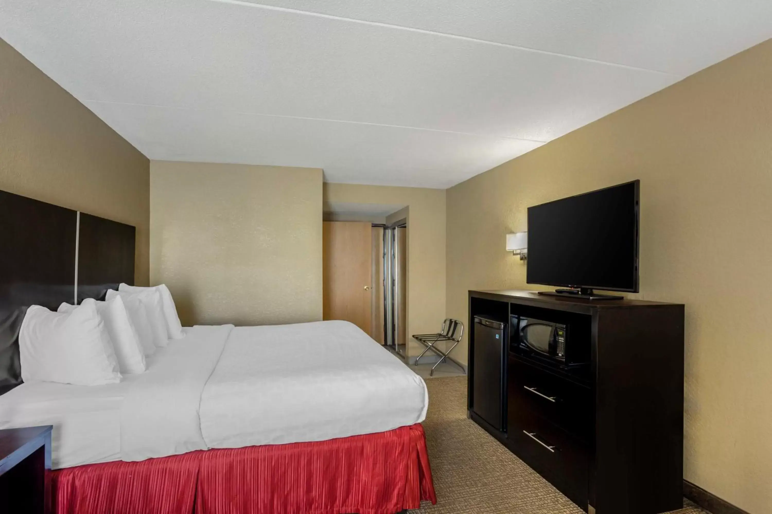 Bedroom, Bed in Best Western Harrisburg North Hotel