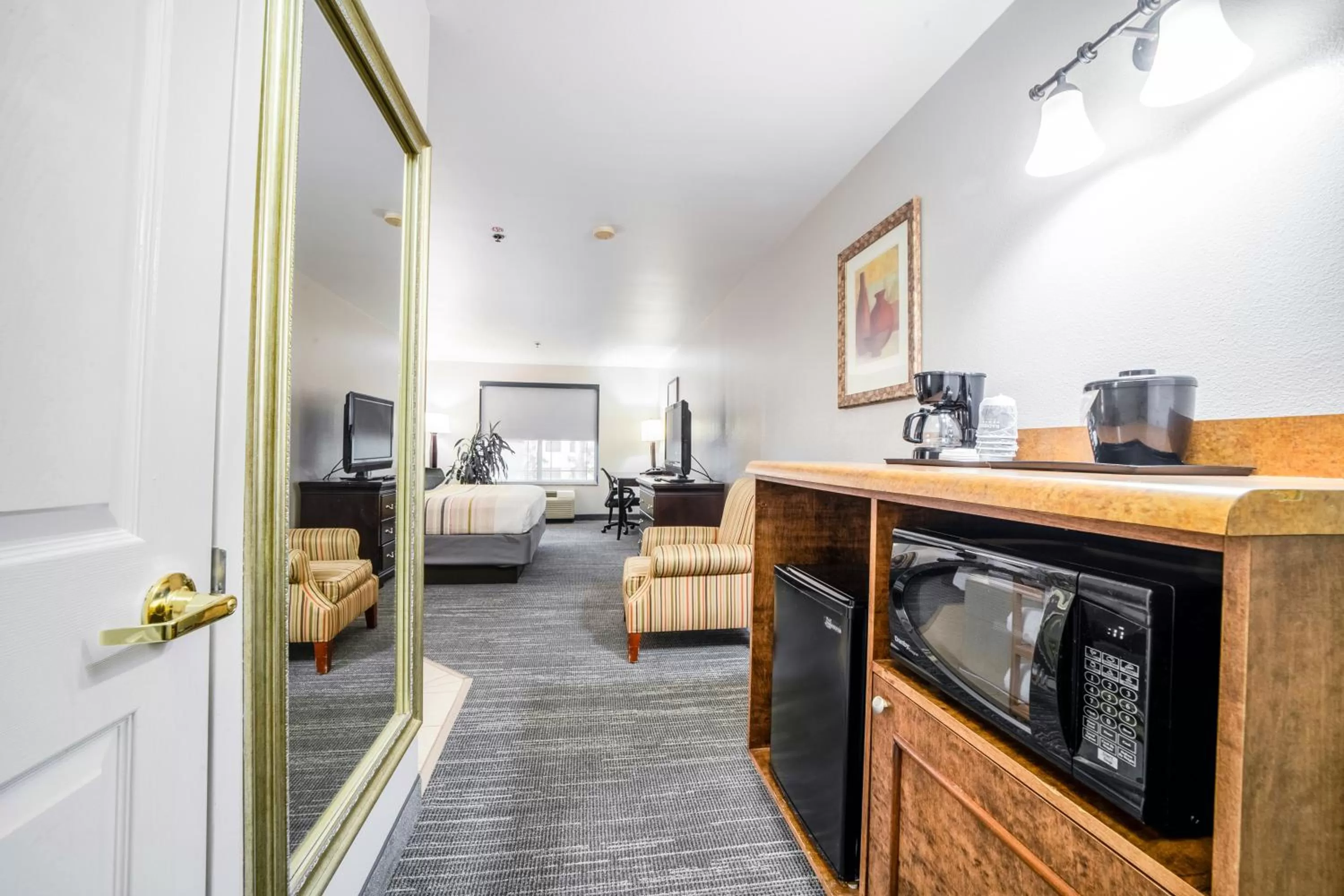 minibar, Bed in Country Inn & Suites by Radisson, Ontario at Ontario Mills, CA