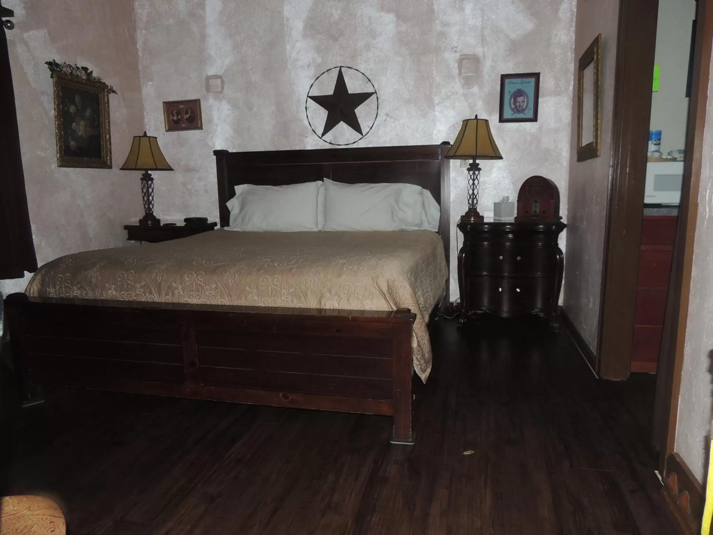 Bed in The Whispering Pines Inn