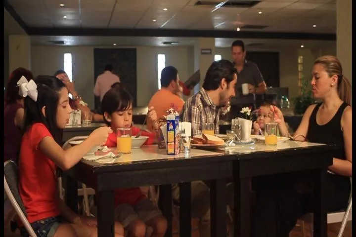 Restaurant/places to eat in Hotel Flamingo