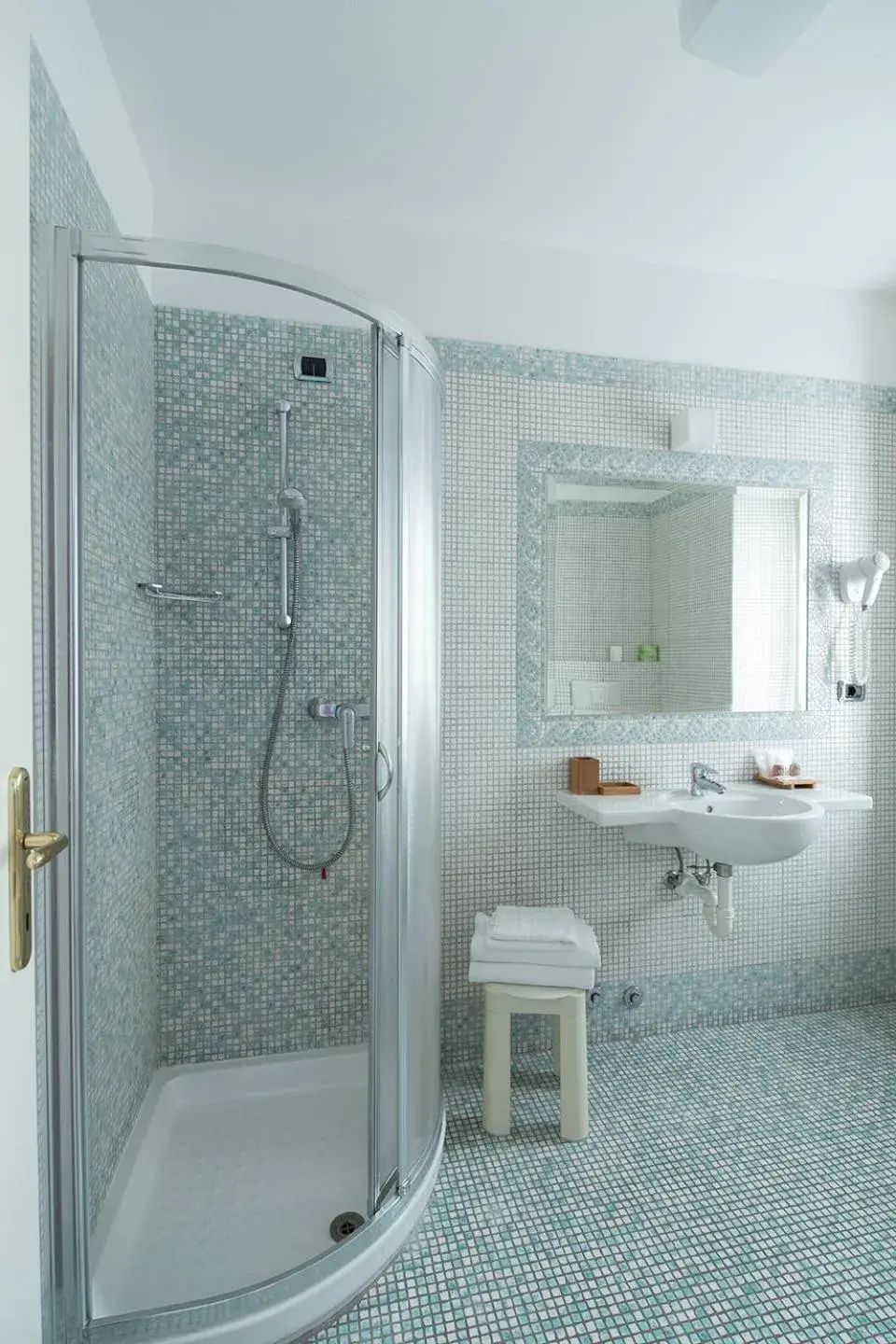 Shower, Bathroom in Hotel Villa Colico