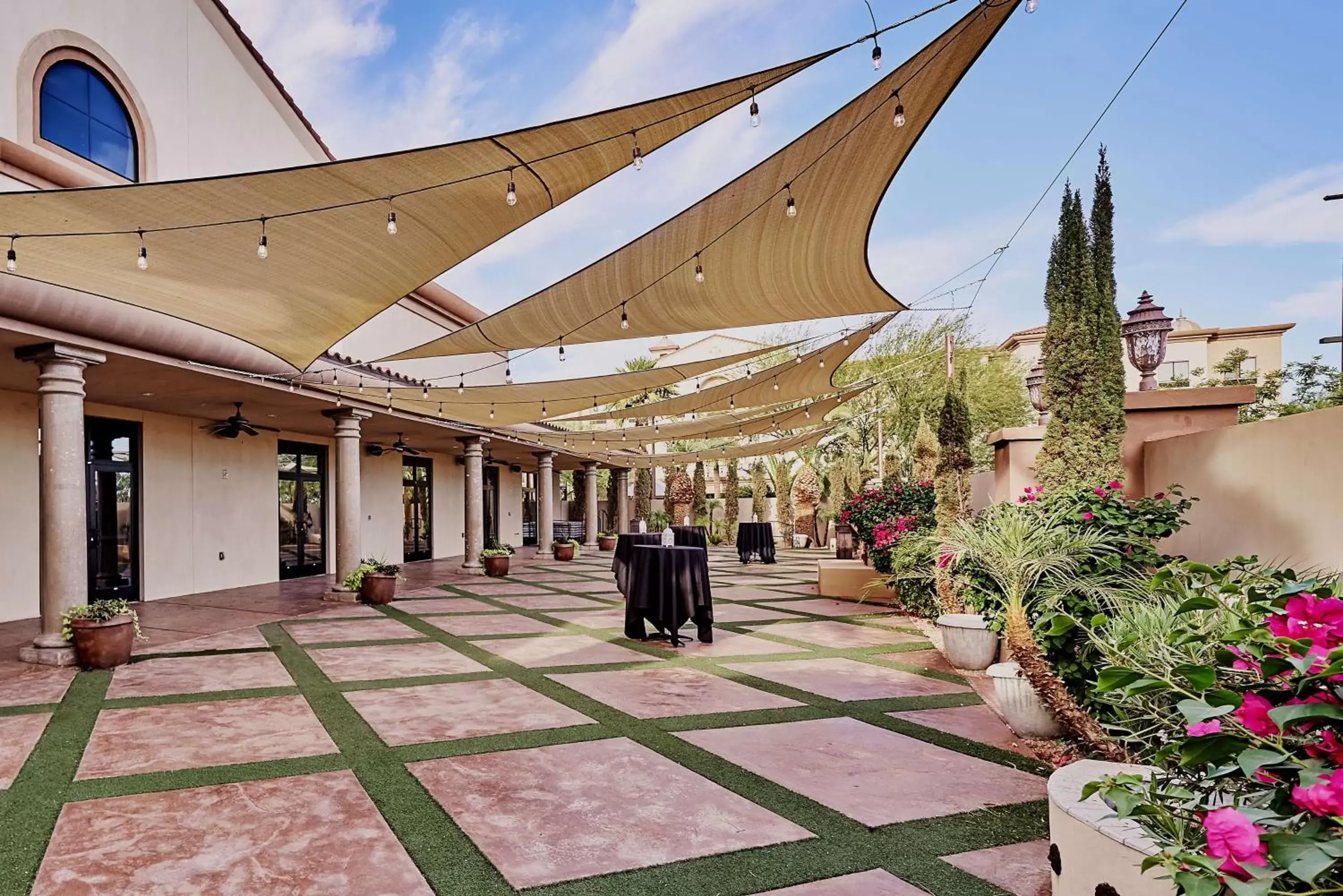 Inner courtyard view in DoubleTree by Hilton Phoenix-Gilbert