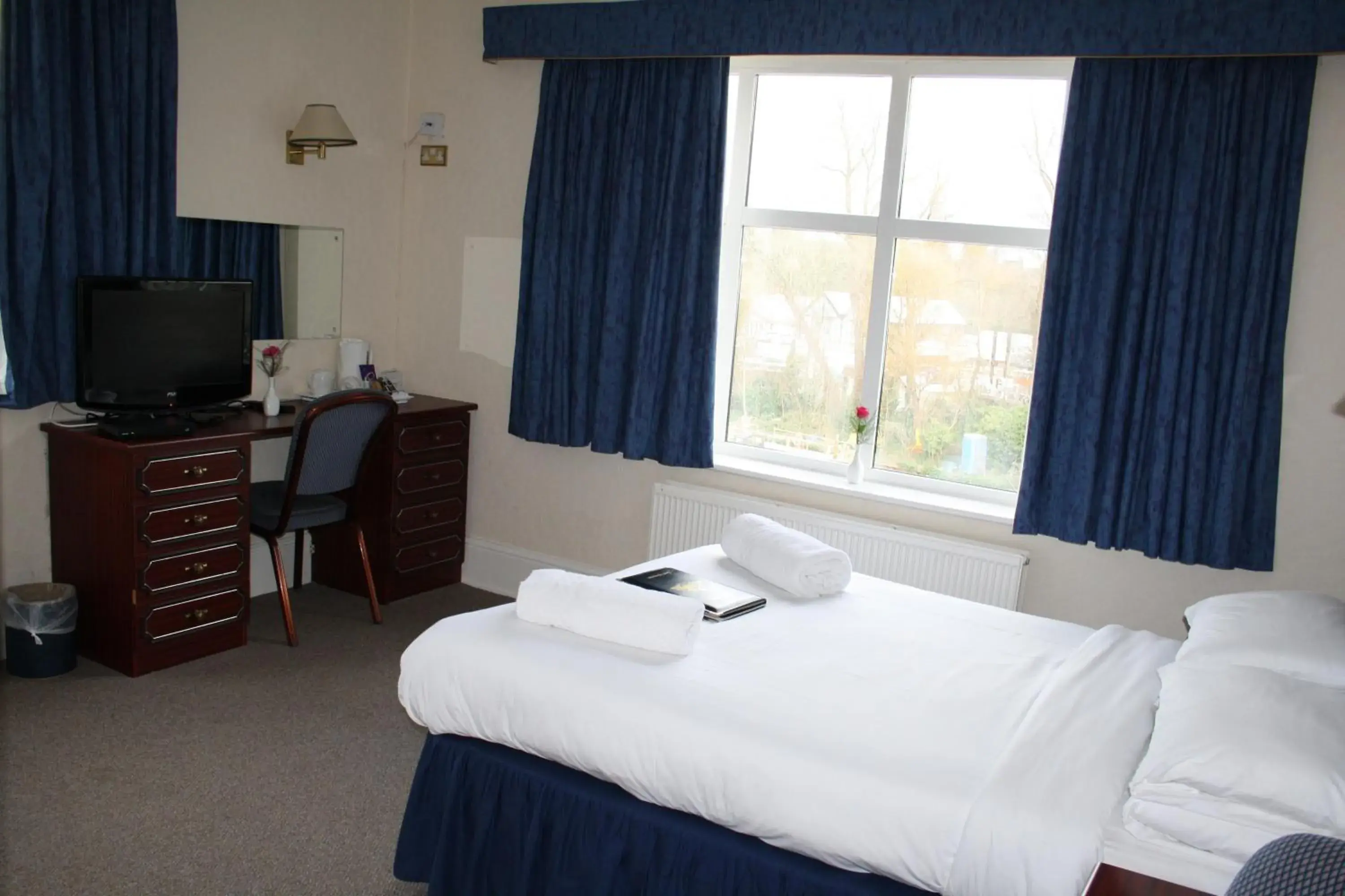 Bedroom, Bed in The Thames Hotel