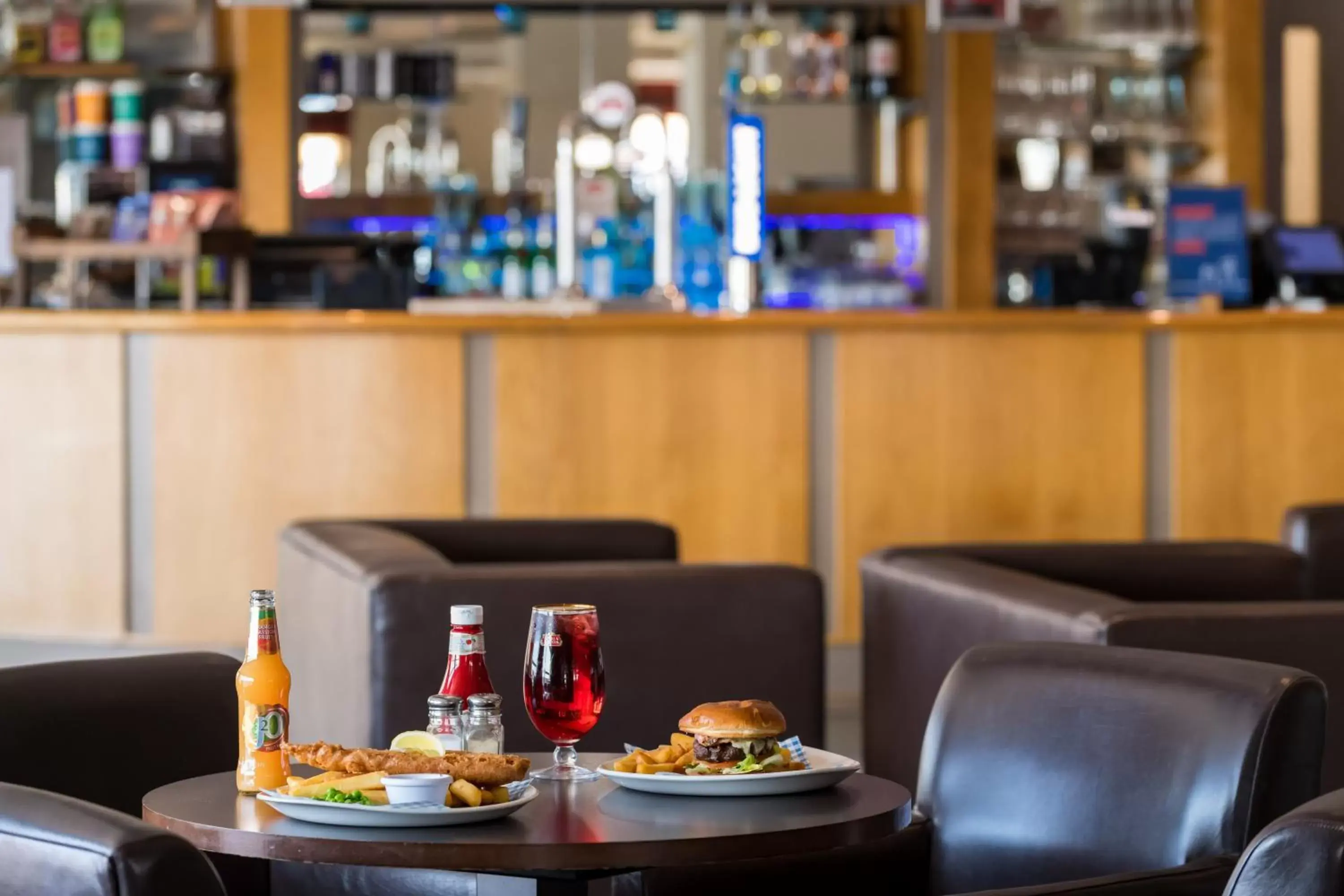 Lounge or bar in Holiday Inn Express London Luton Airport, an IHG Hotel
