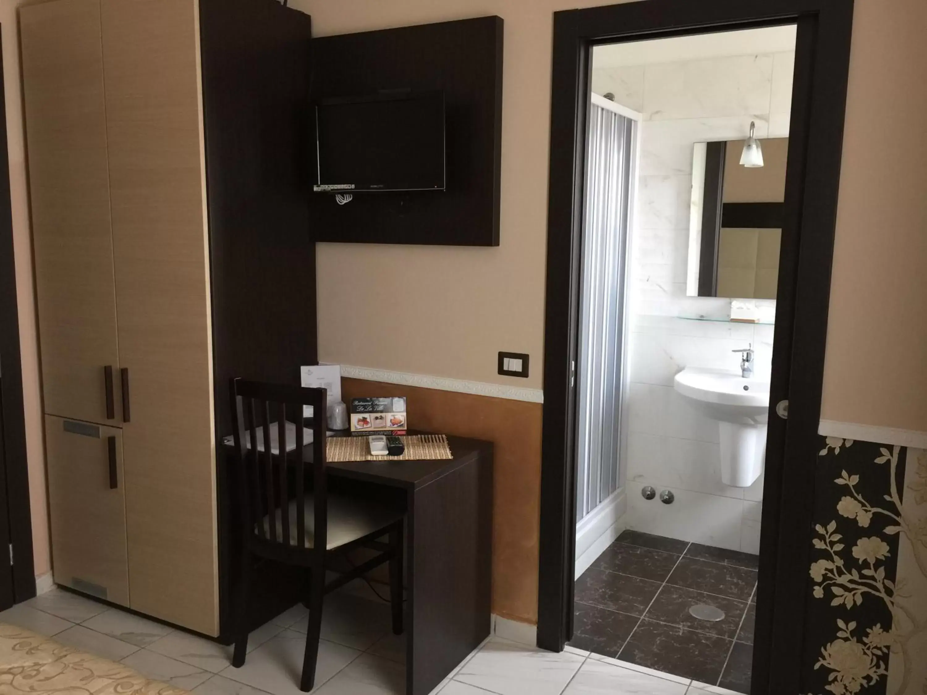 Bathroom, TV/Entertainment Center in Hotel De La Ville Relais