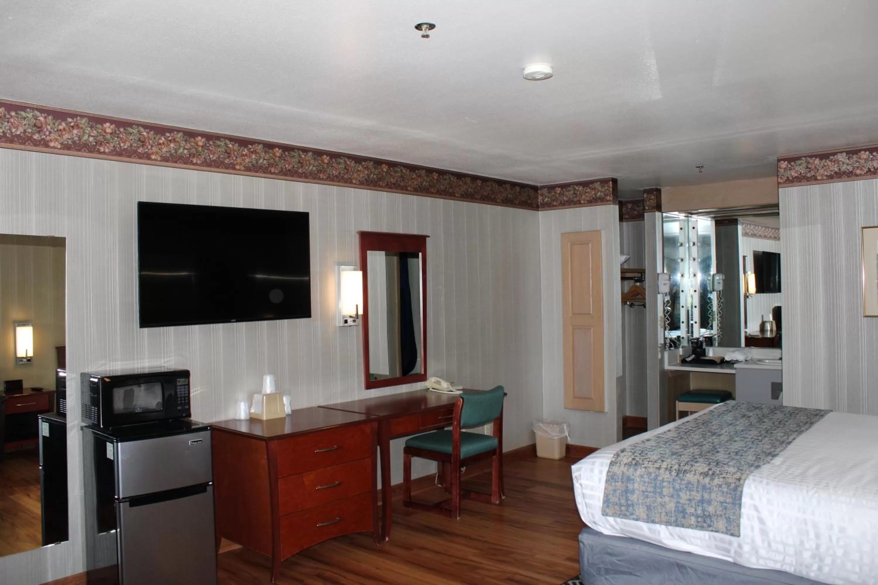 Bed in Americas Best Value Inn Phoenix Medford