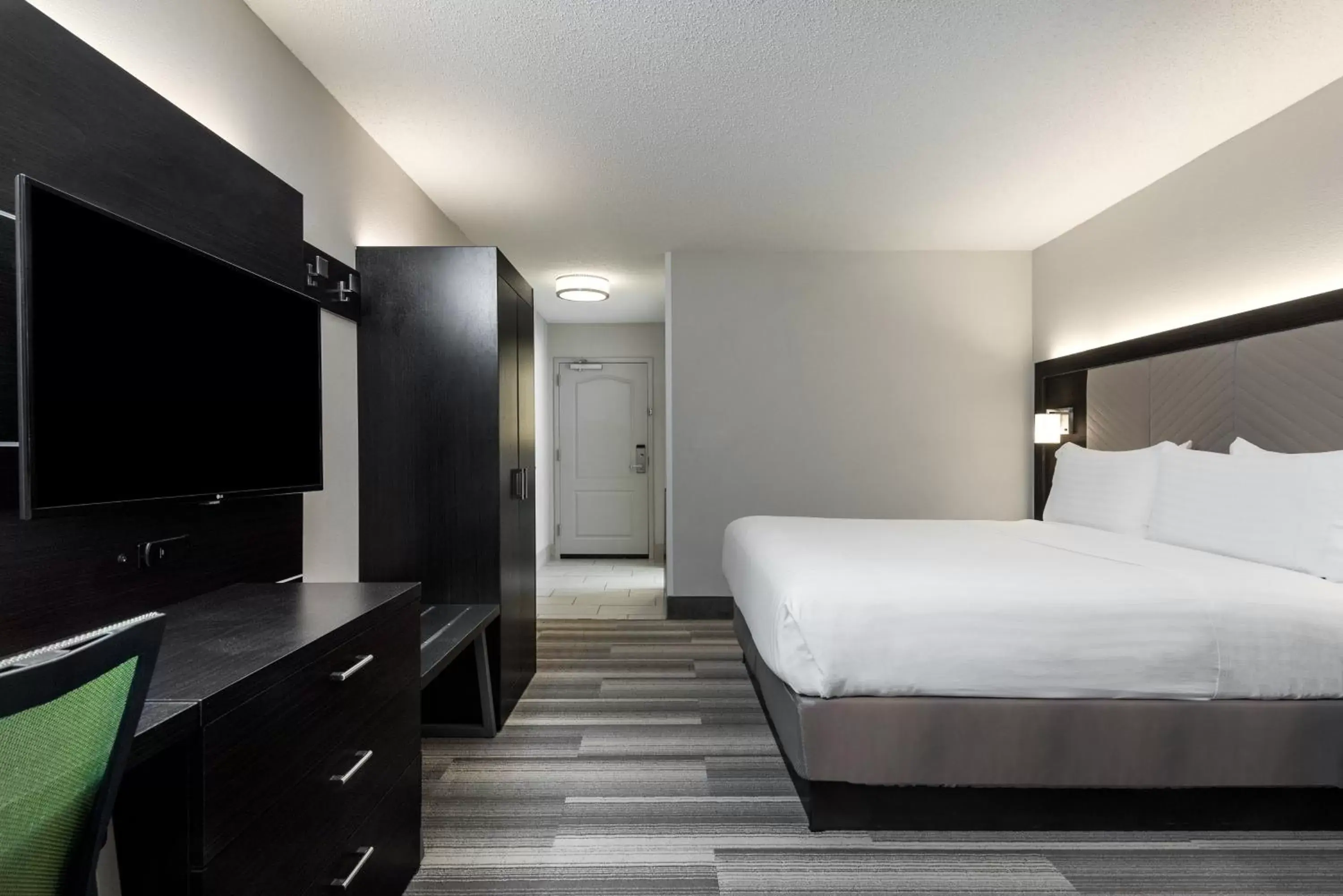 Photo of the whole room, Bed in Holiday Inn Express & Suites Florence I-95 & I-20 Civic Ctr, an IHG Hotel