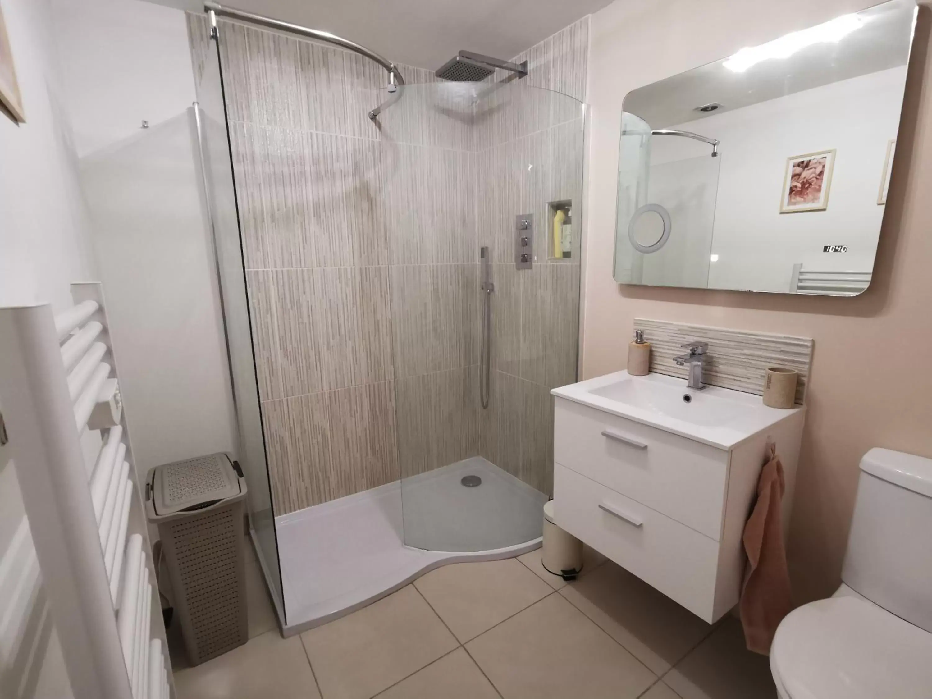 Shower, Bathroom in Les lits de l'Arz