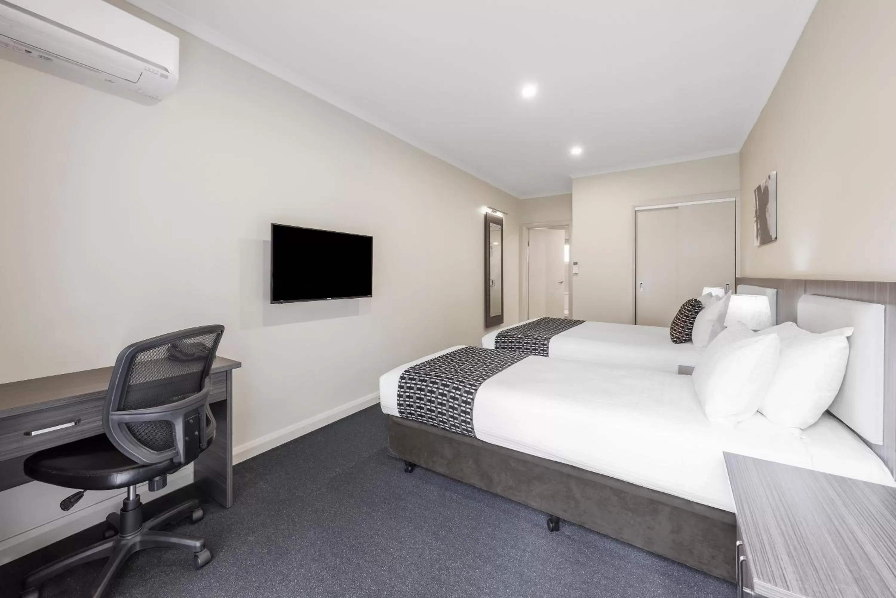 Bed in Quality Hotel Melbourne Airport