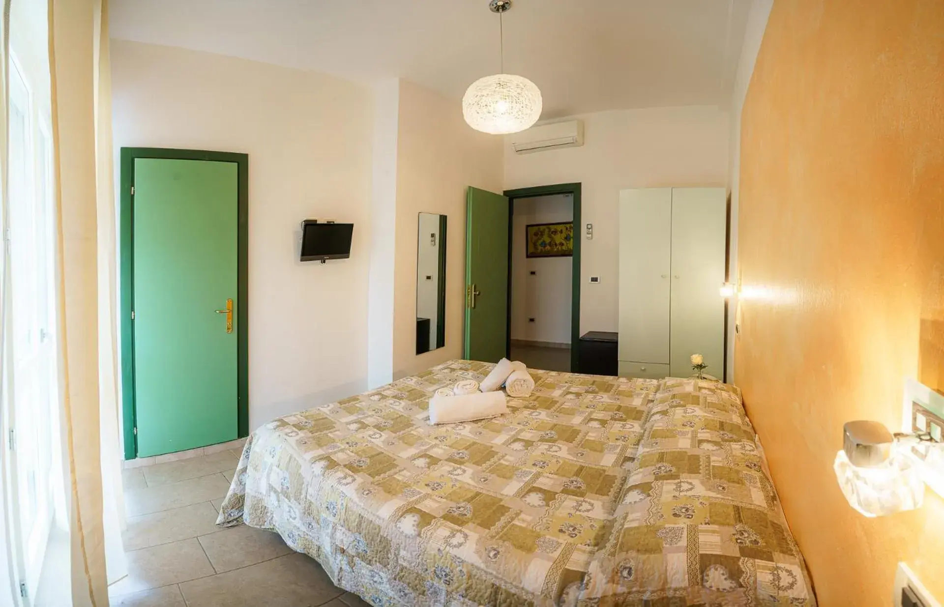 Bedroom, Bed in Albergo La Lampara