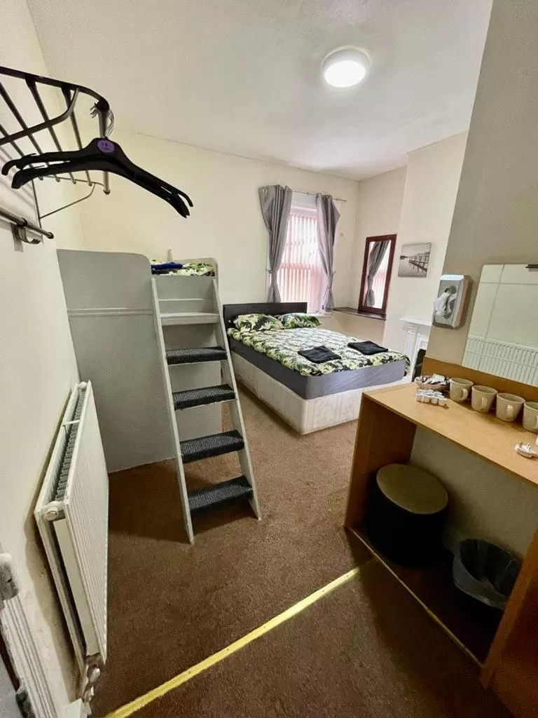 Photo of the whole room in Hayward Hotel