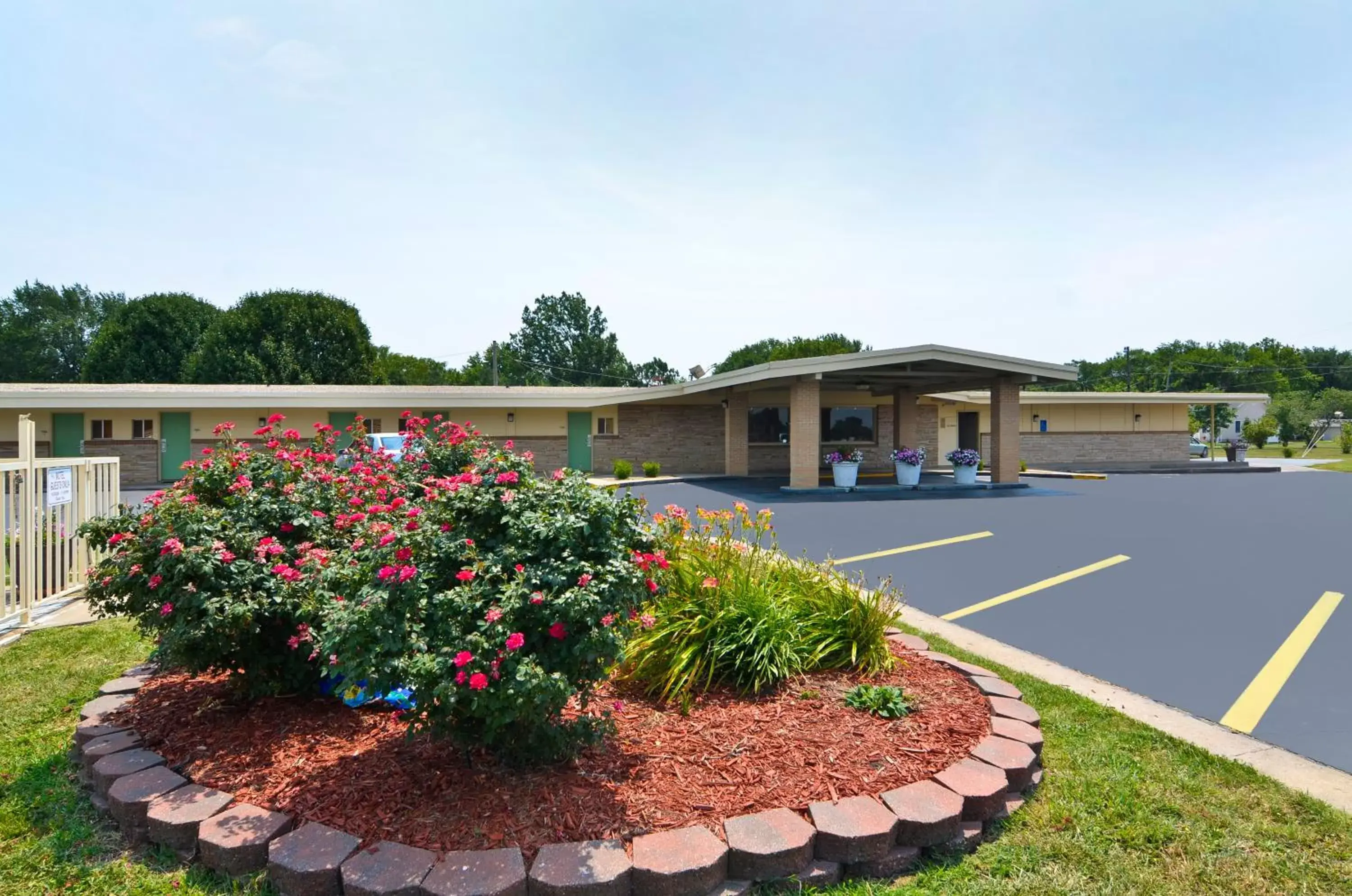 Property building in Americas Best Value Inn Iola Property building in Americas Best Value Inn Iola