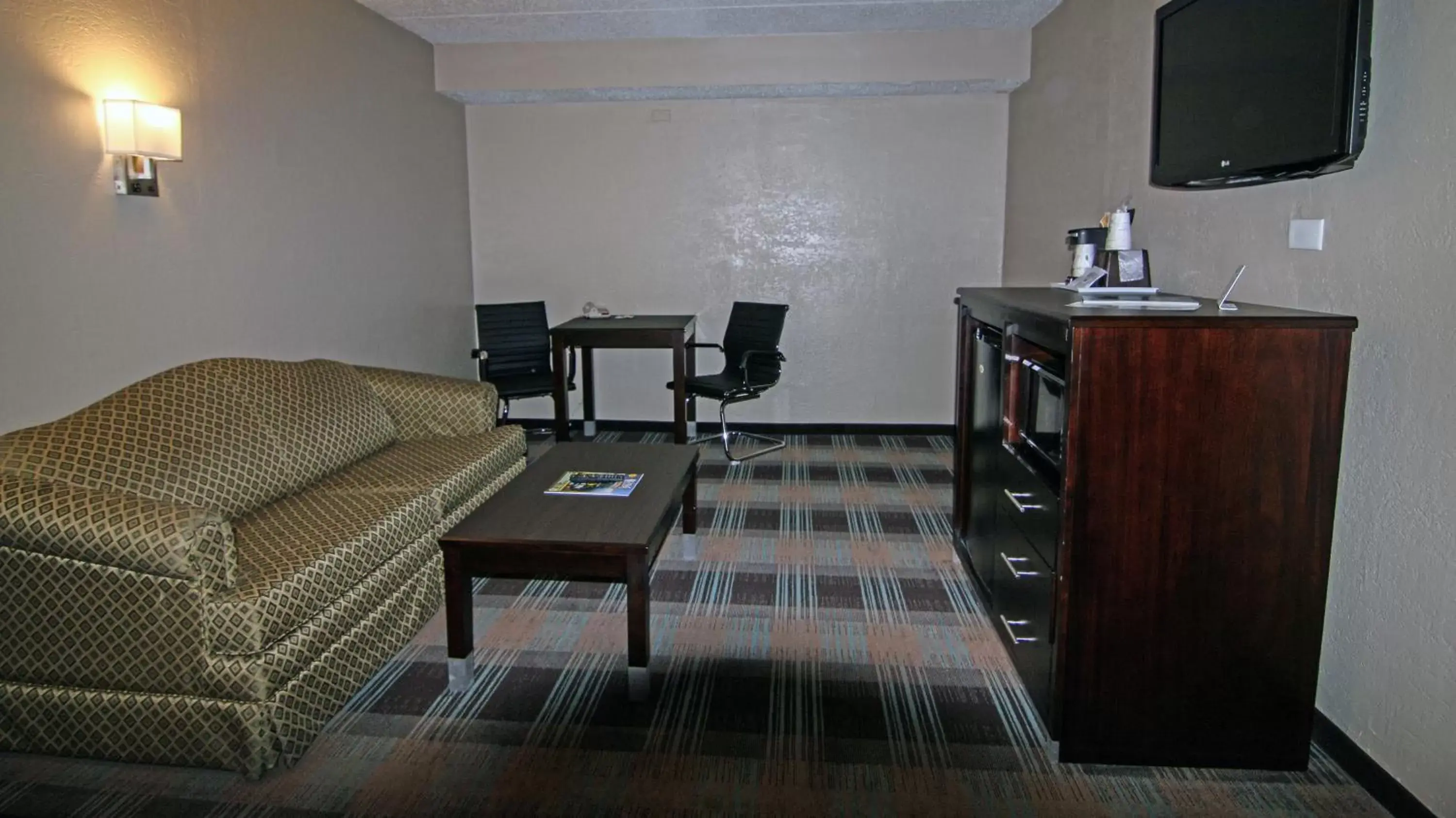 Living room, Seating Area in Days Inn & Suites by Wyndham Springfield on I-44