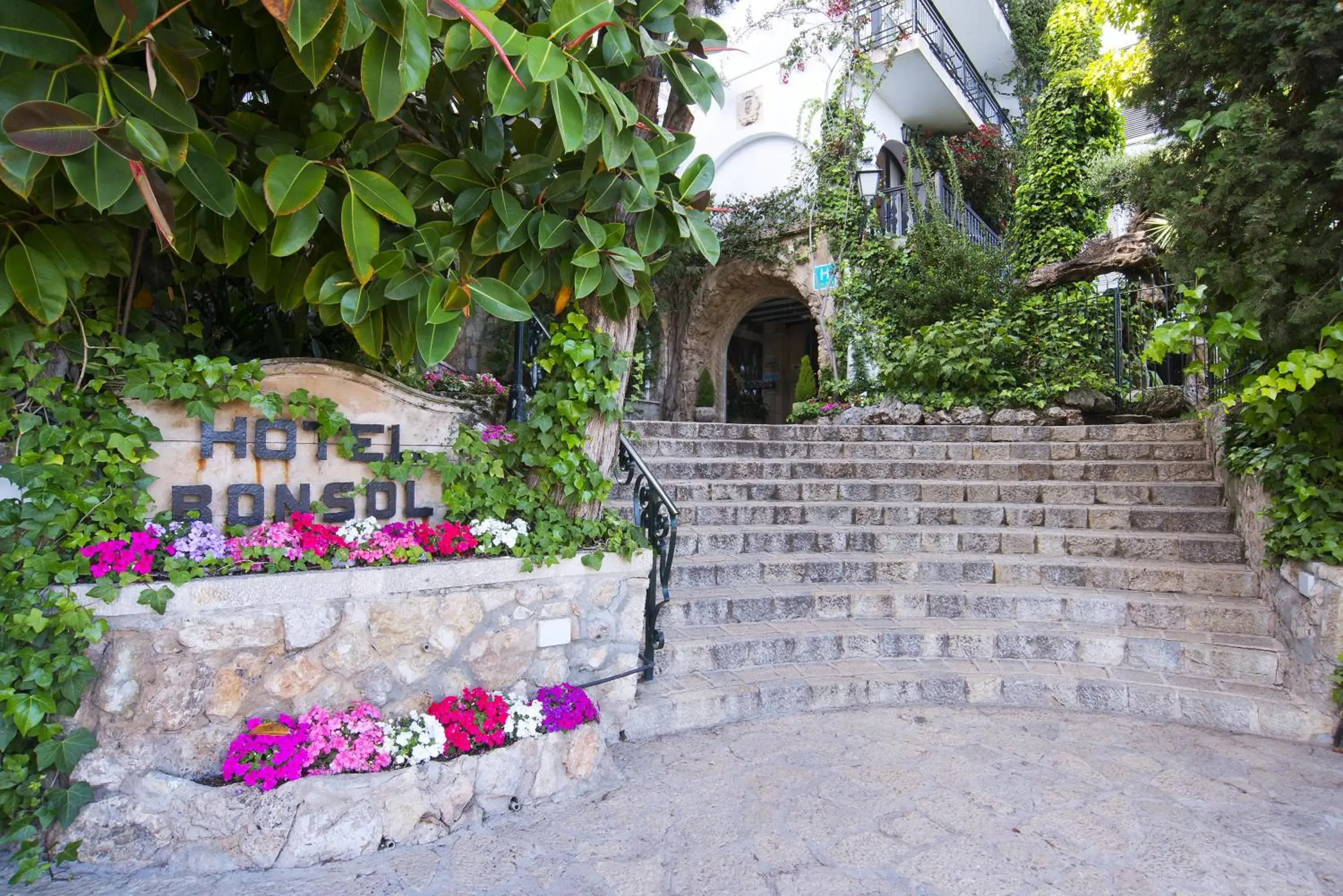 Facade/entrance in Hotel Bon Sol Resort & Spa