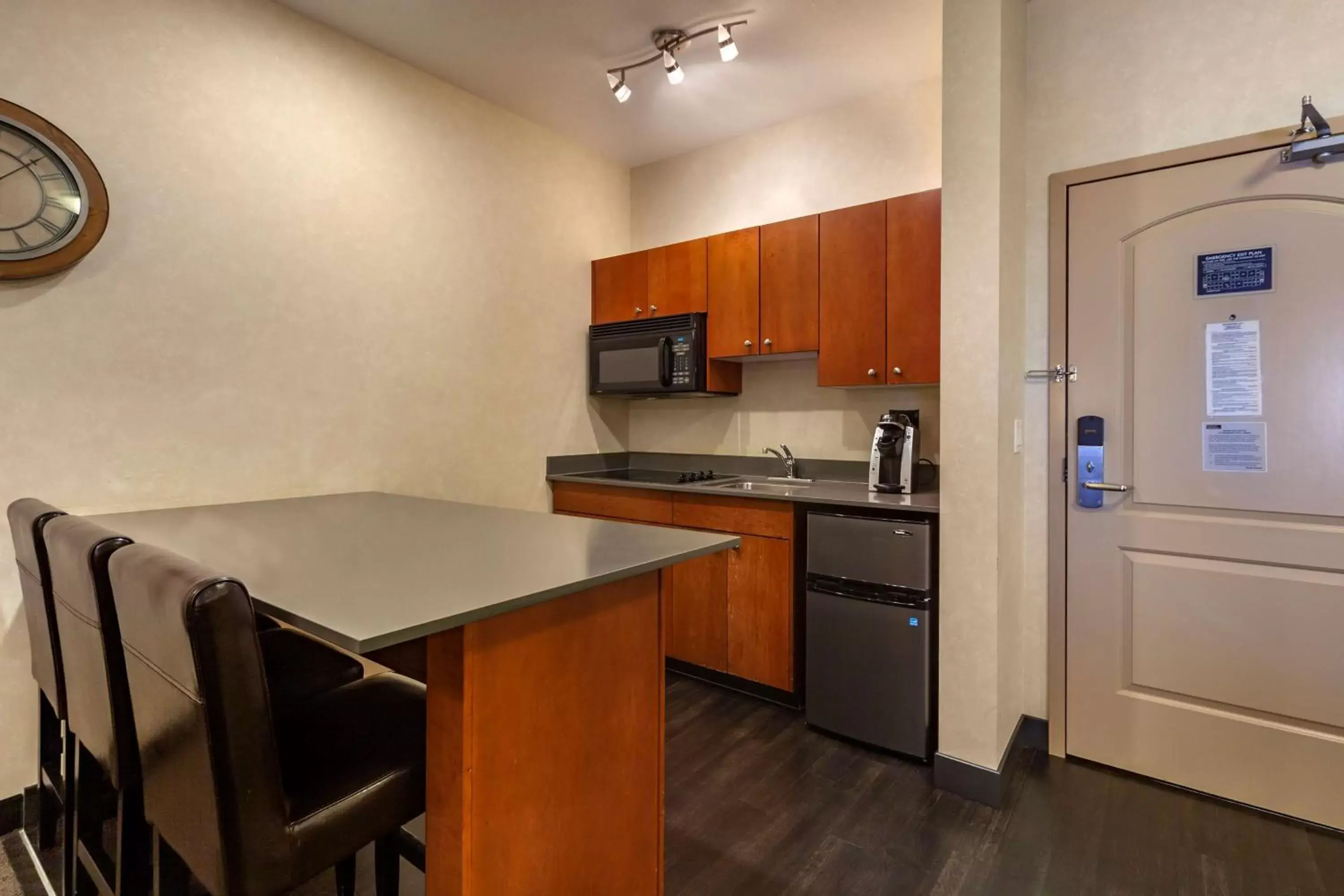 Bedroom, Kitchen/Kitchenette in Best Western Plus Meridian