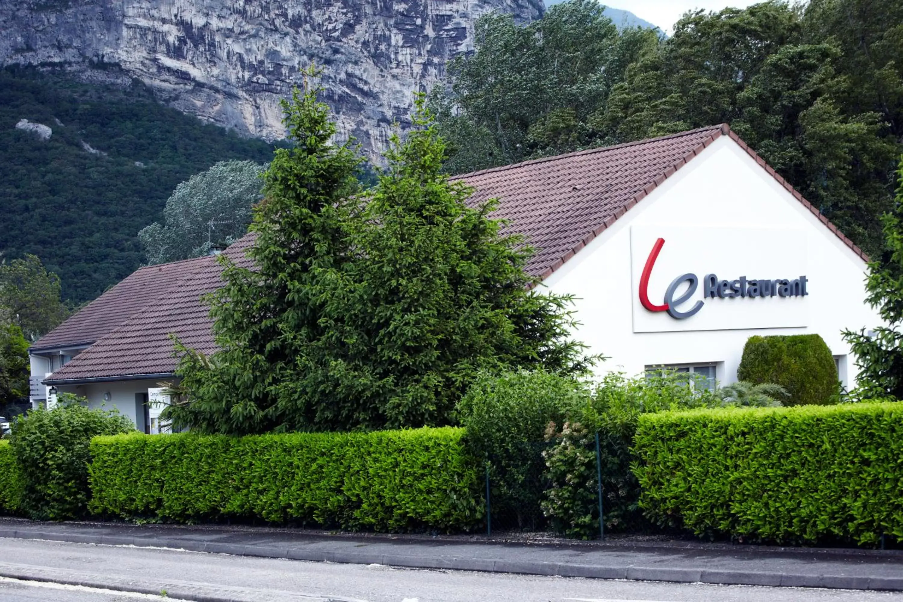 Facade/entrance, Property Building in Campanile Grenoble Nord - Saint-Egrève
