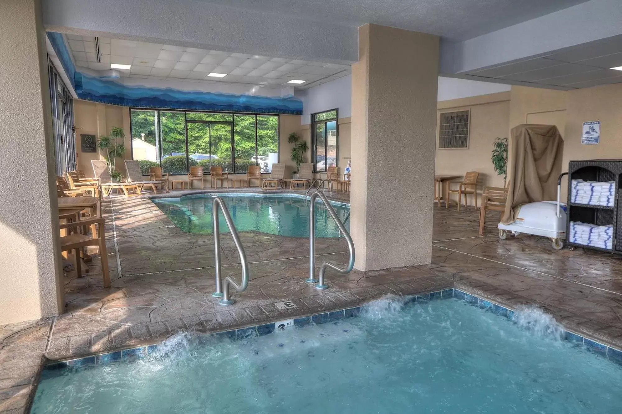 Hot Tub, Swimming Pool in Comfort Inn & Suites at Dollywood Lane