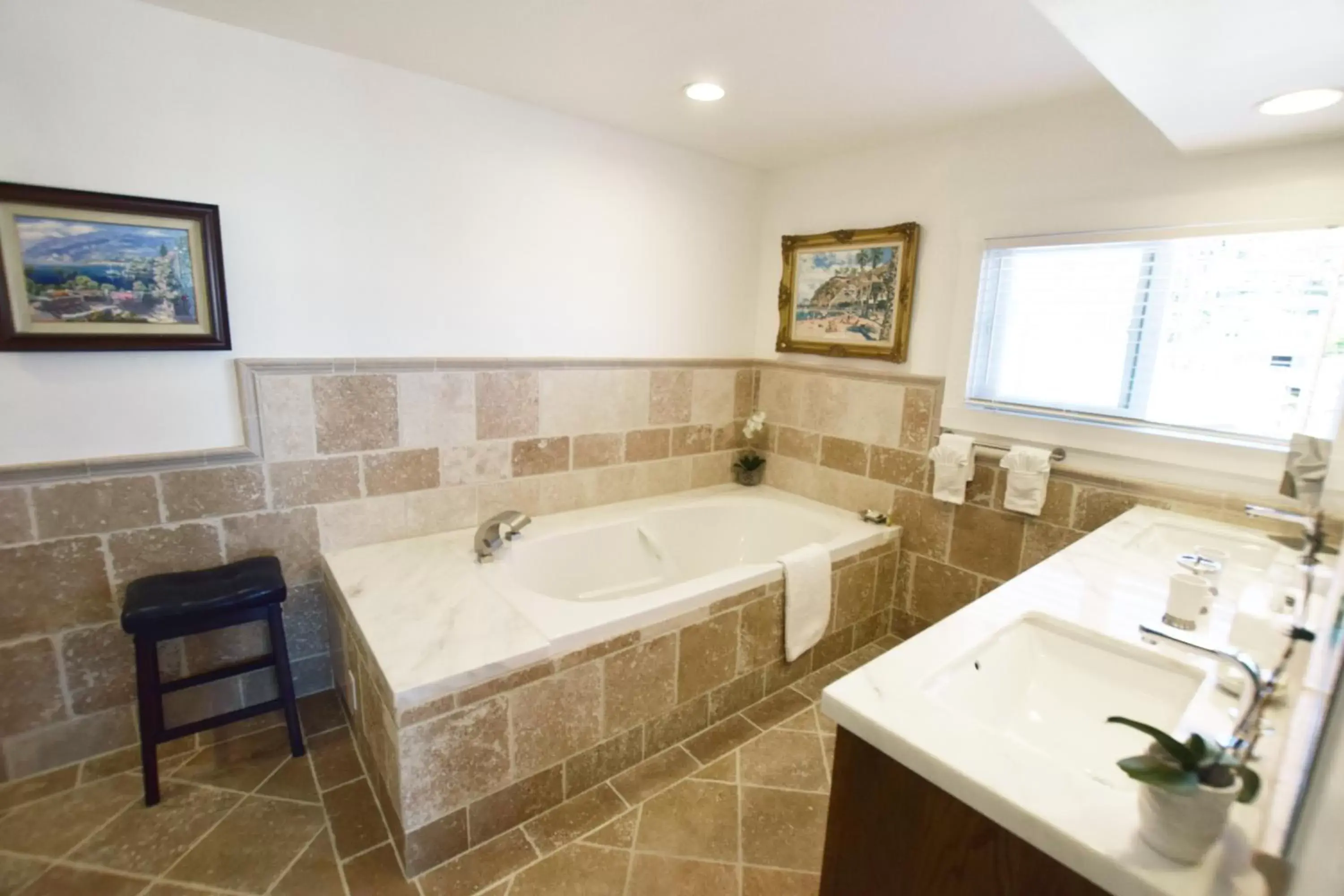 Bathroom in Catalina Courtyard Suites