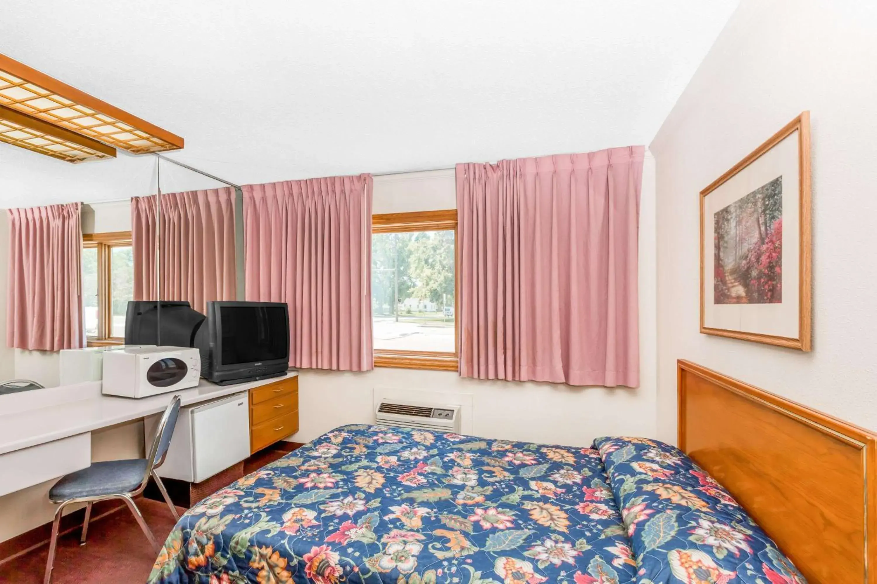 Photo of the whole room, TV/Entertainment Center in Knights Inn & Suites South Sioux City