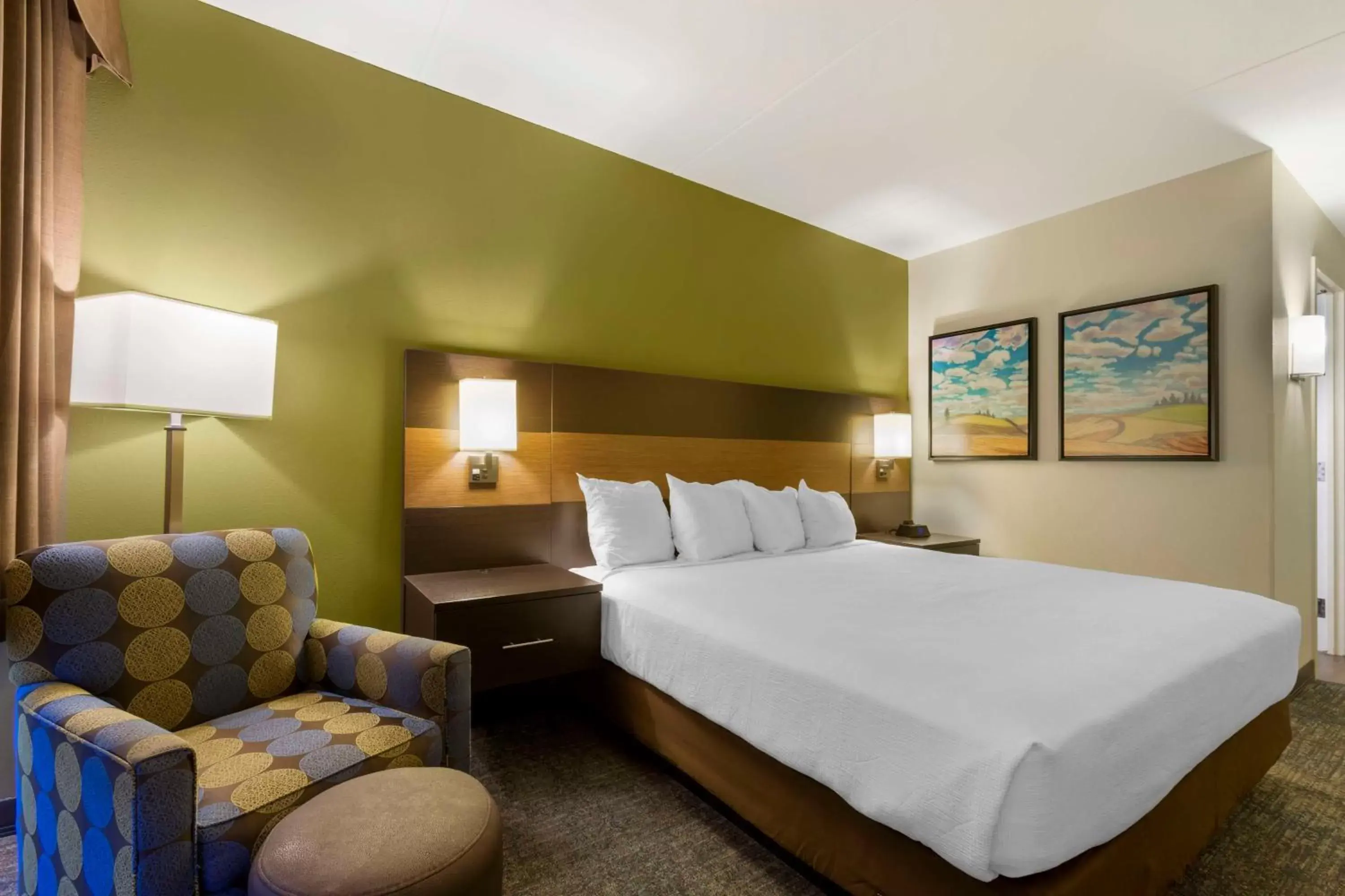 Photo of the whole room, Bed in Best Western Plus University Inn