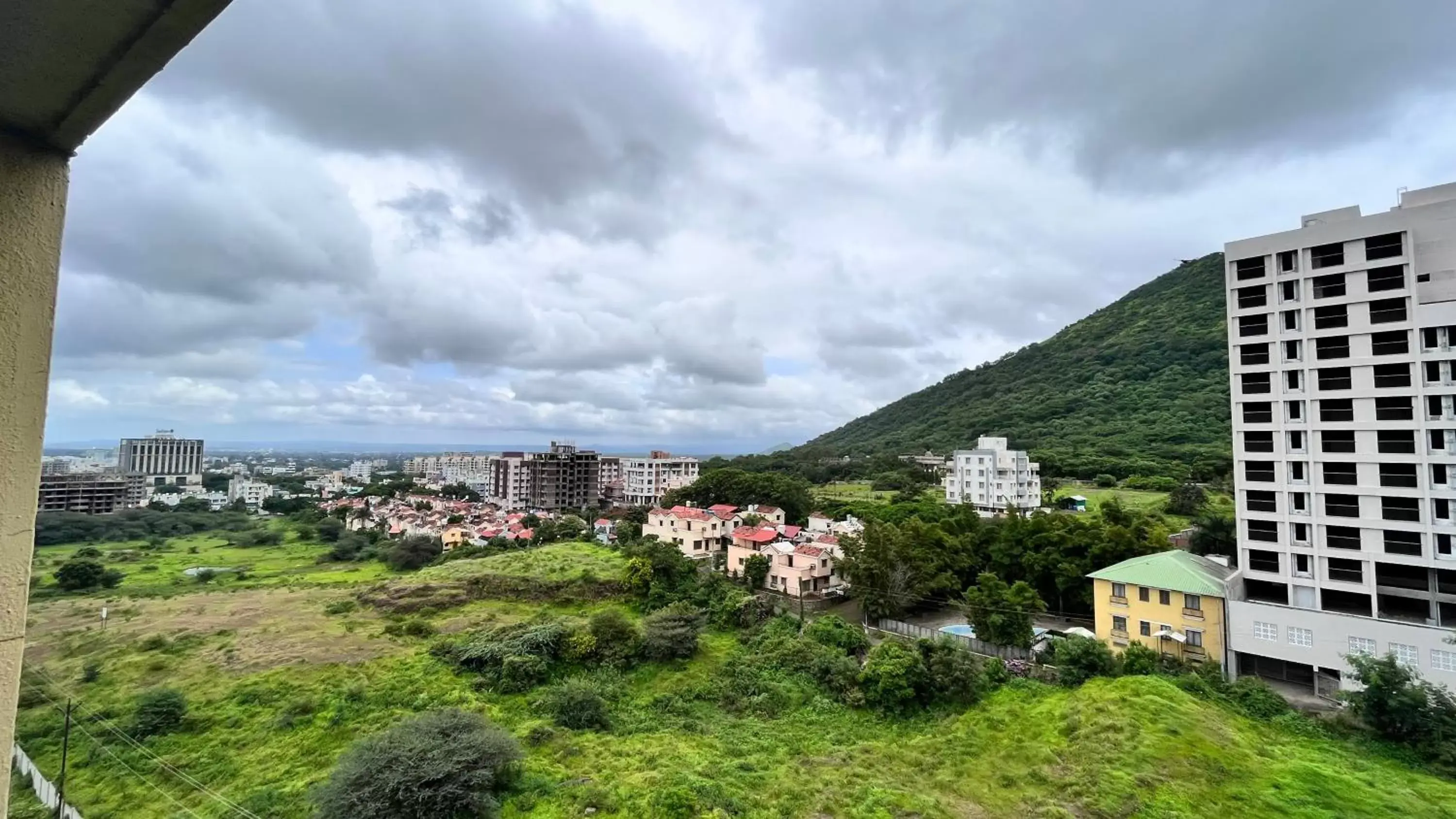 Property building in Hotel Sumanchandra Suites Property building in Hotel Sumanchandra Suites