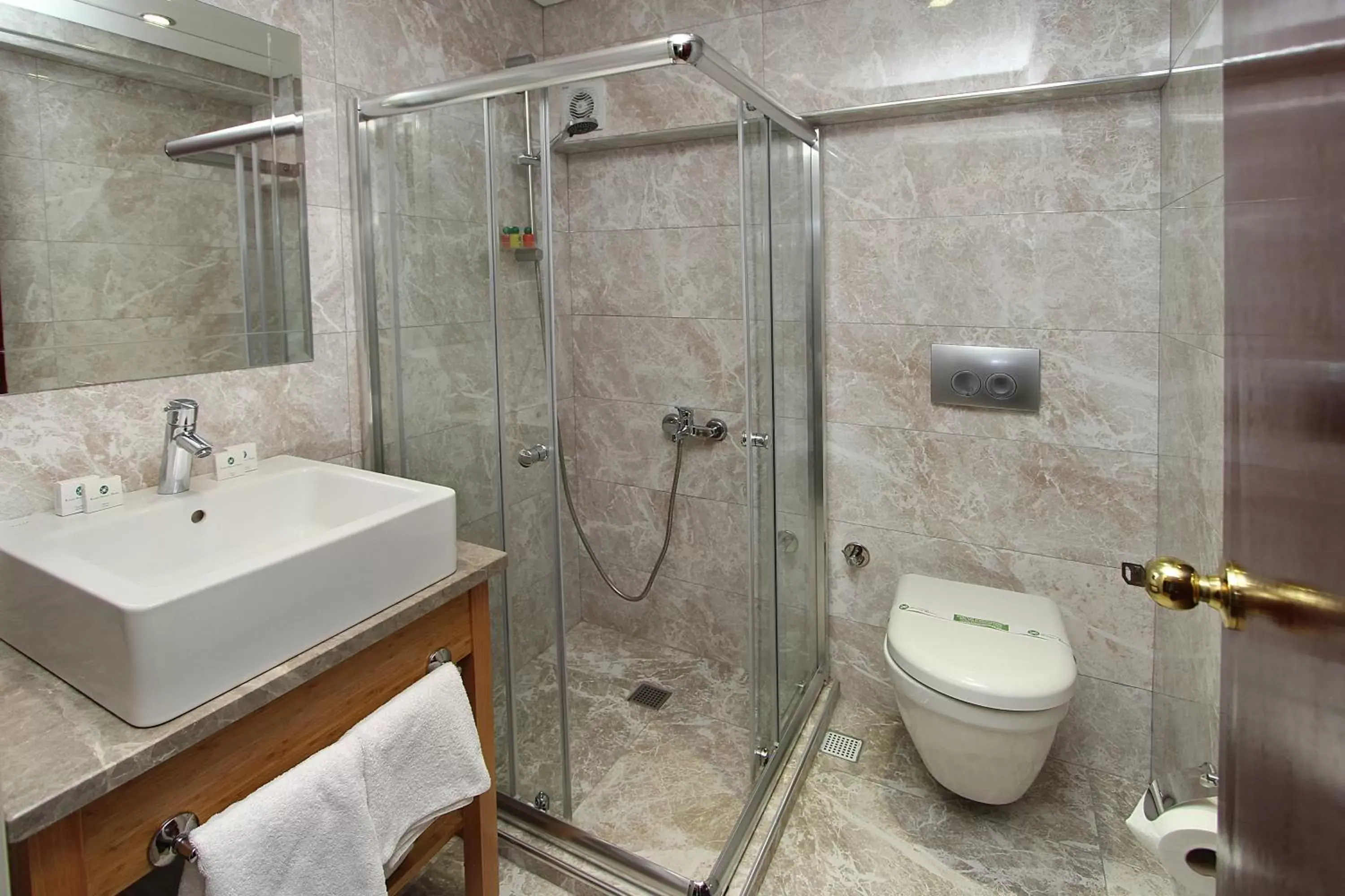 Bathroom in Laleli Gonen Hotel