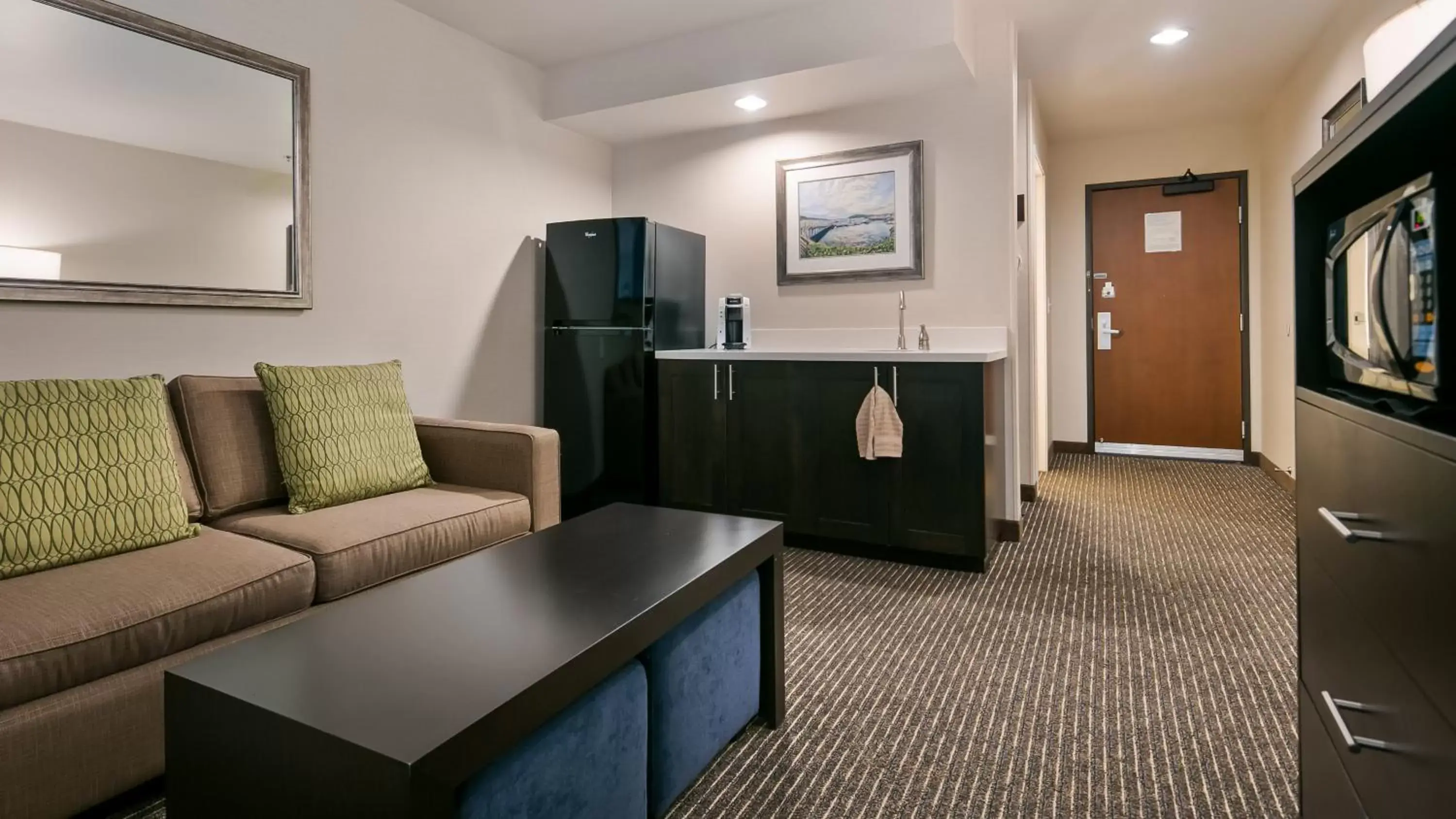 Photo of the whole room, Seating Area in Holiday Inn Express Bellingham, an IHG Hotel