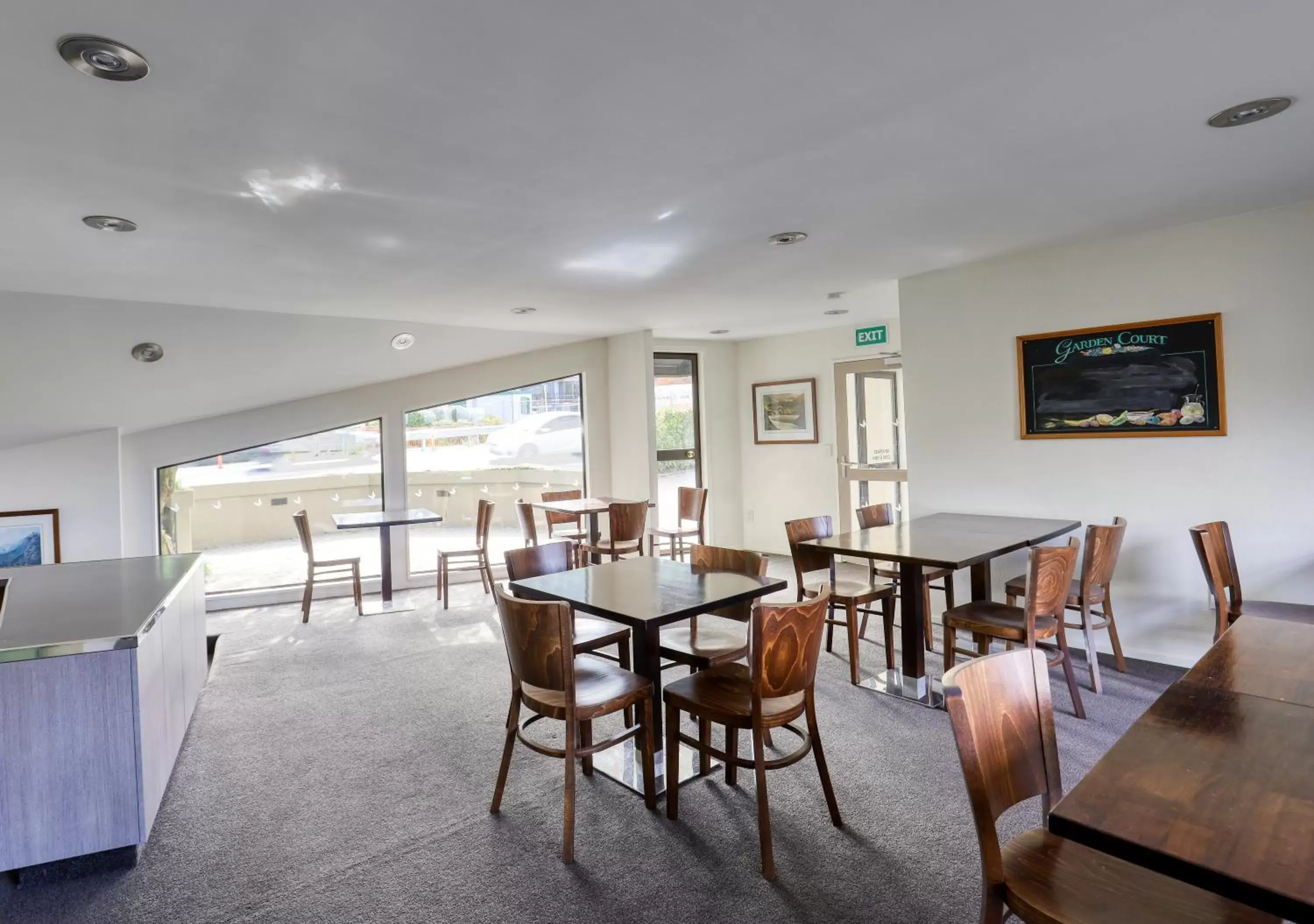 Seating area, Restaurant/Places to Eat in Garden Court Suites & Apartments