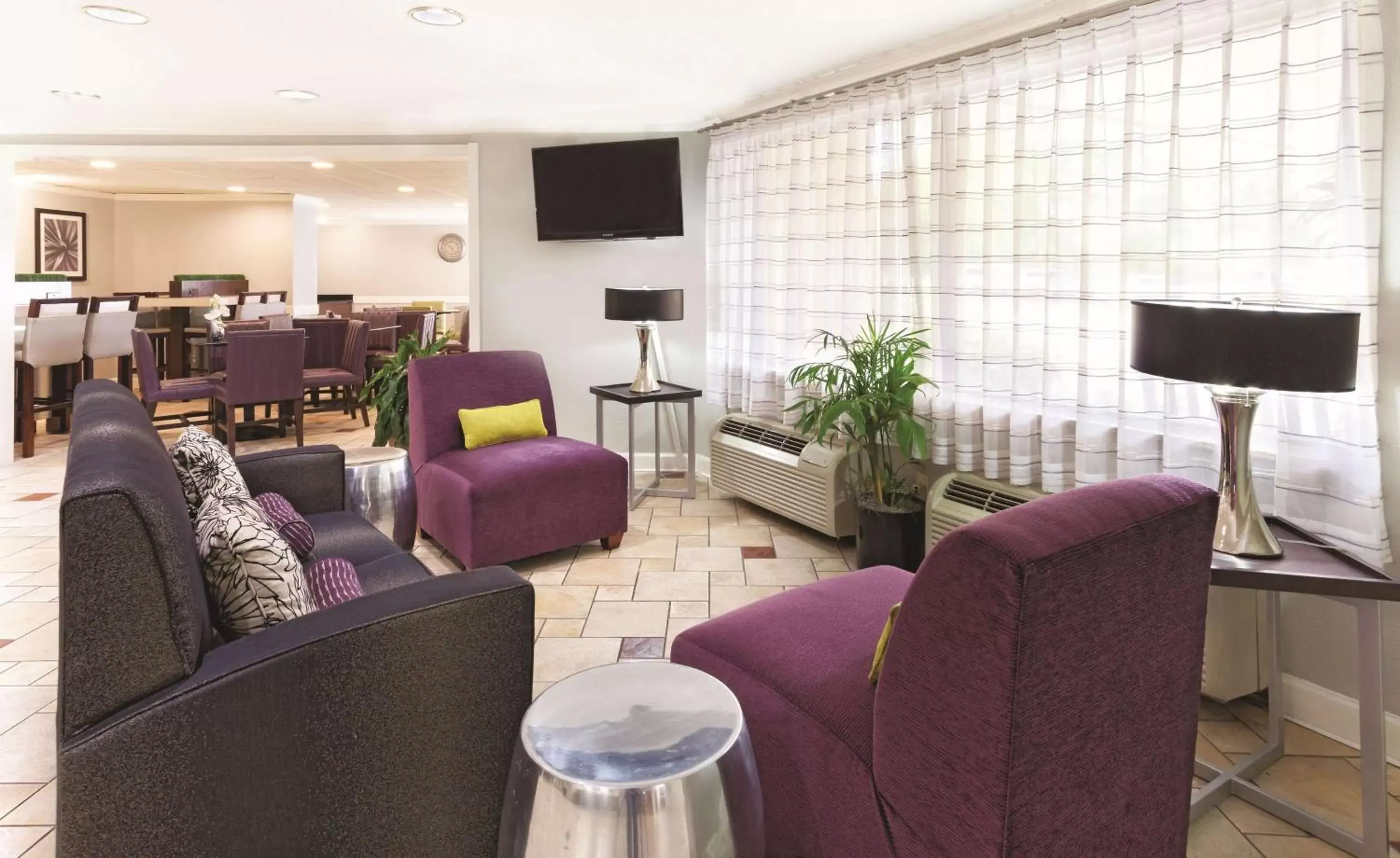 Lobby or reception, Seating Area in La Quinta by Wyndham Miami Airport East