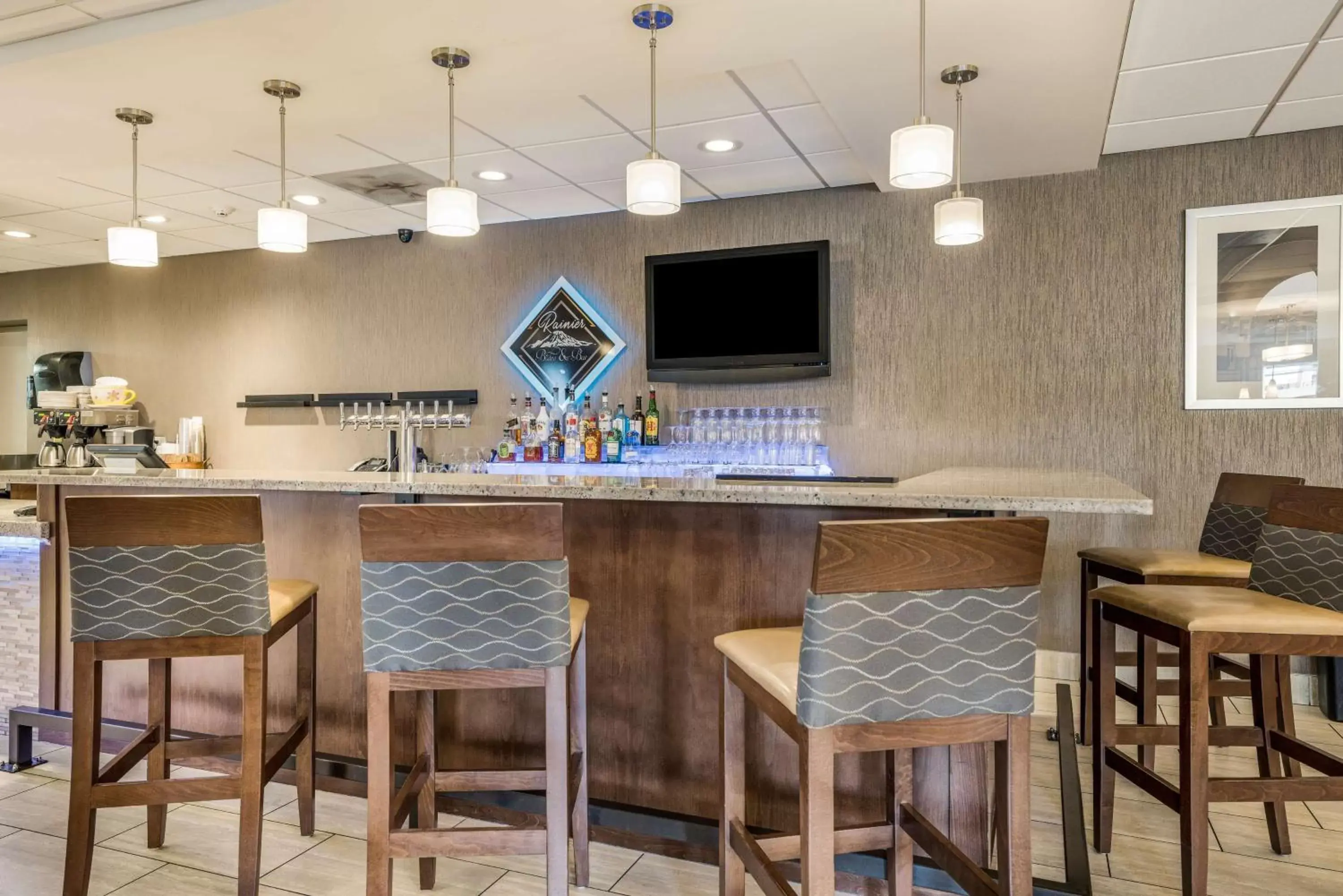 Restaurant/places to eat, Lounge/Bar in SureStay Hotel by Best Western SeaTac Airport North