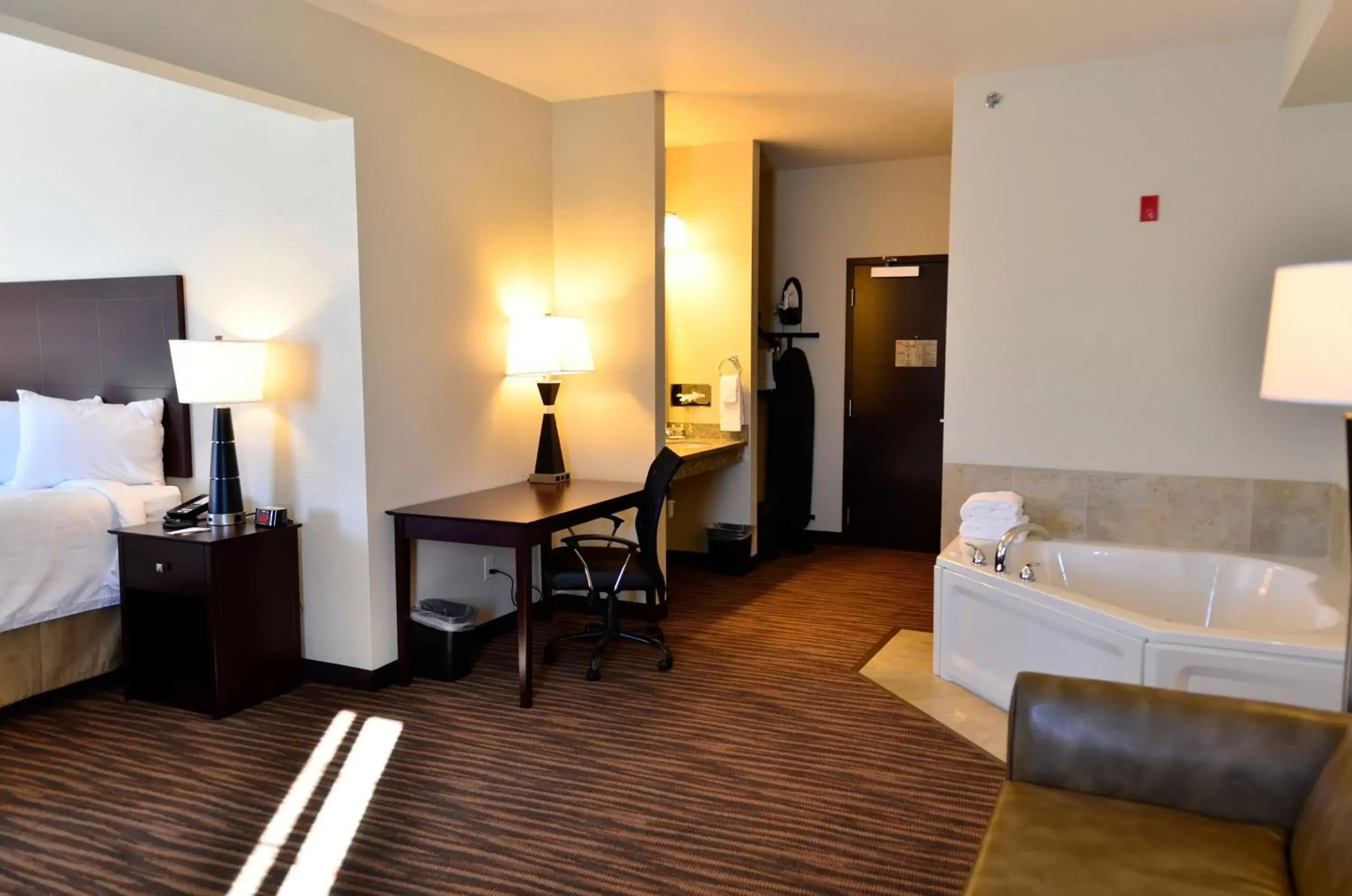 Seating area, Bed in Cobblestone Inn & Suites - Holstein Seating area, Bed in Cobblestone Inn & Suites - Holstein
