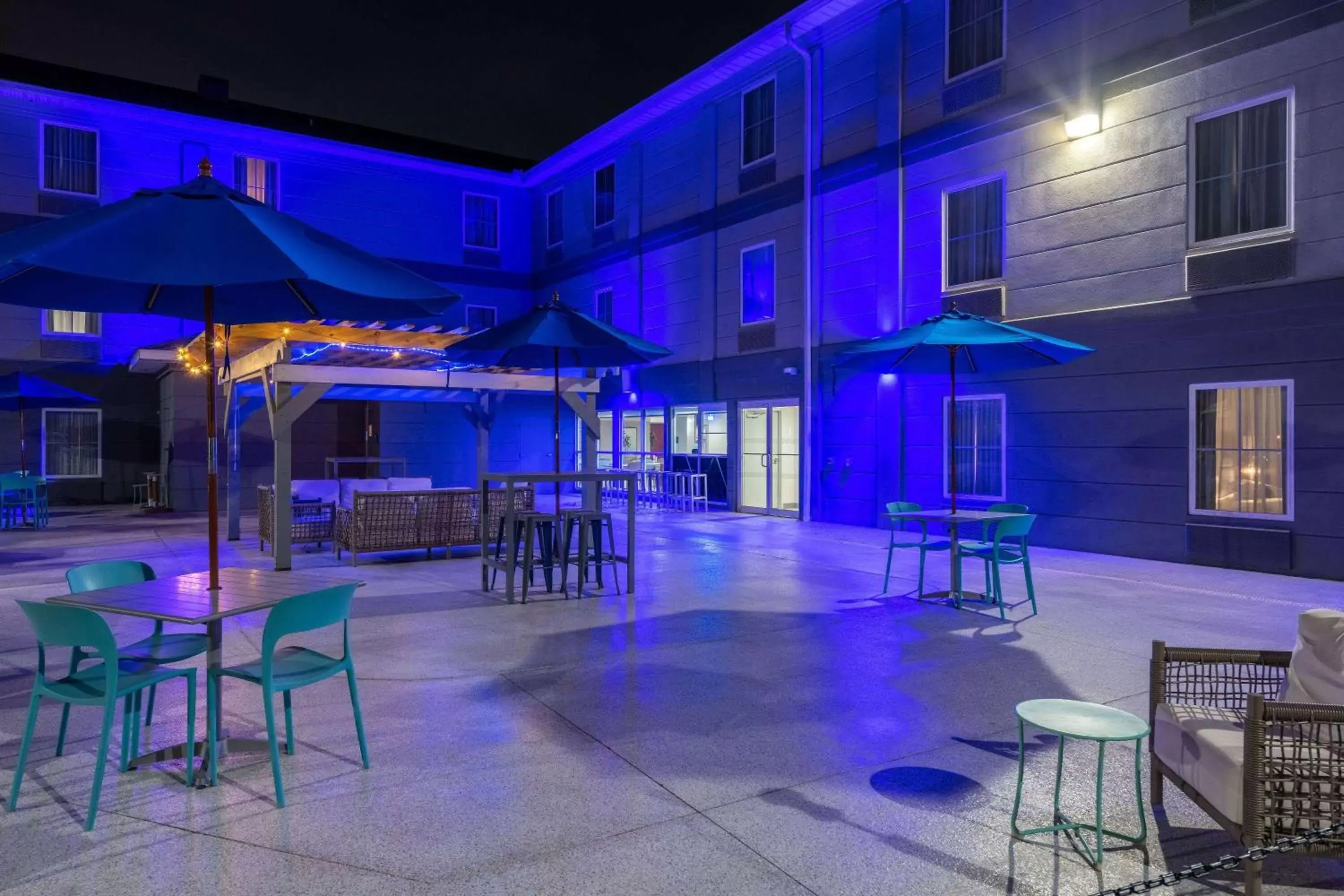 Inner courtyard view in TRYP by Wyndham Tallahassee North I-10 Capital Circle