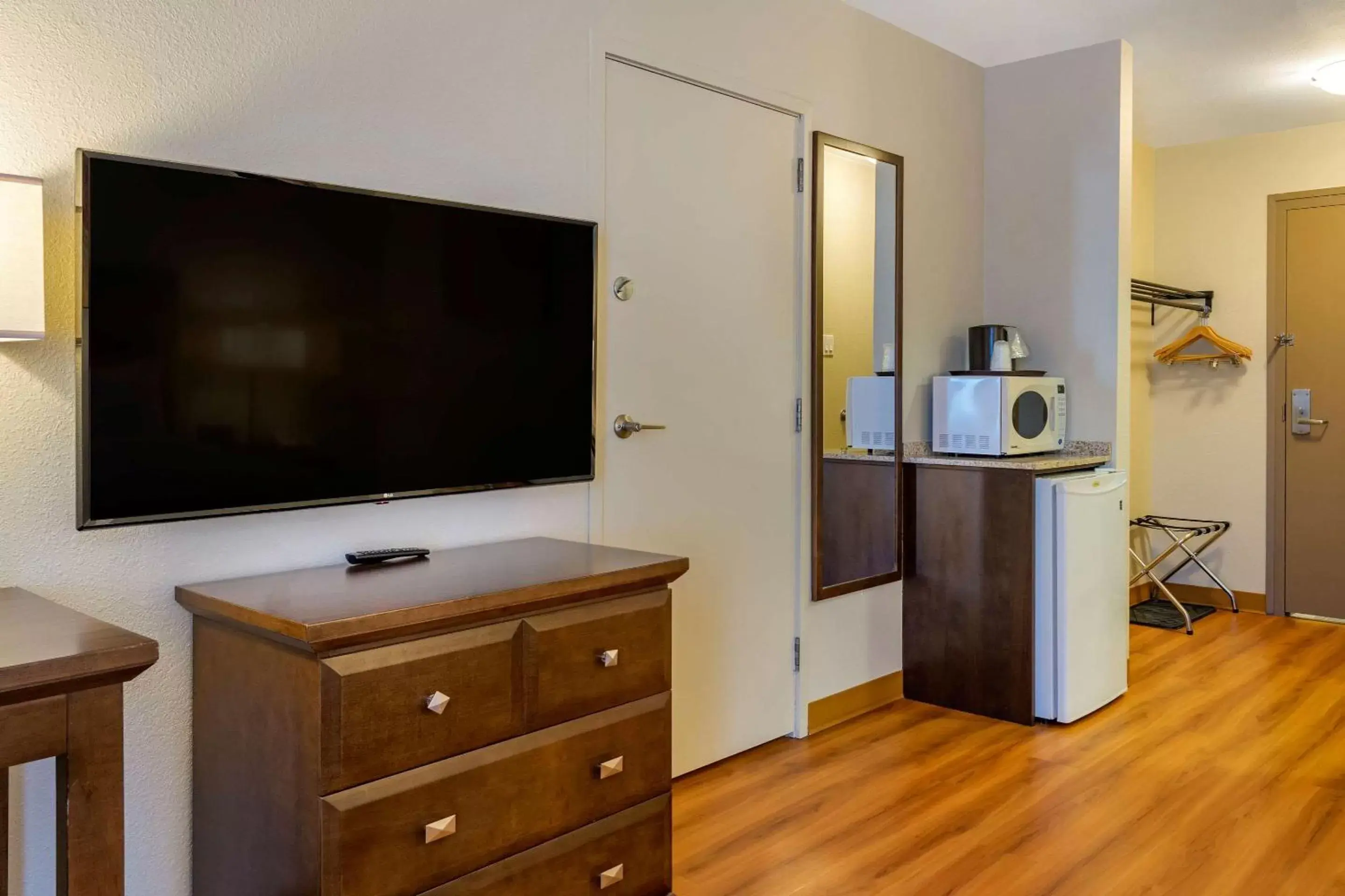 Photo of the whole room, TV/Entertainment Center in Quality Inn Winkler