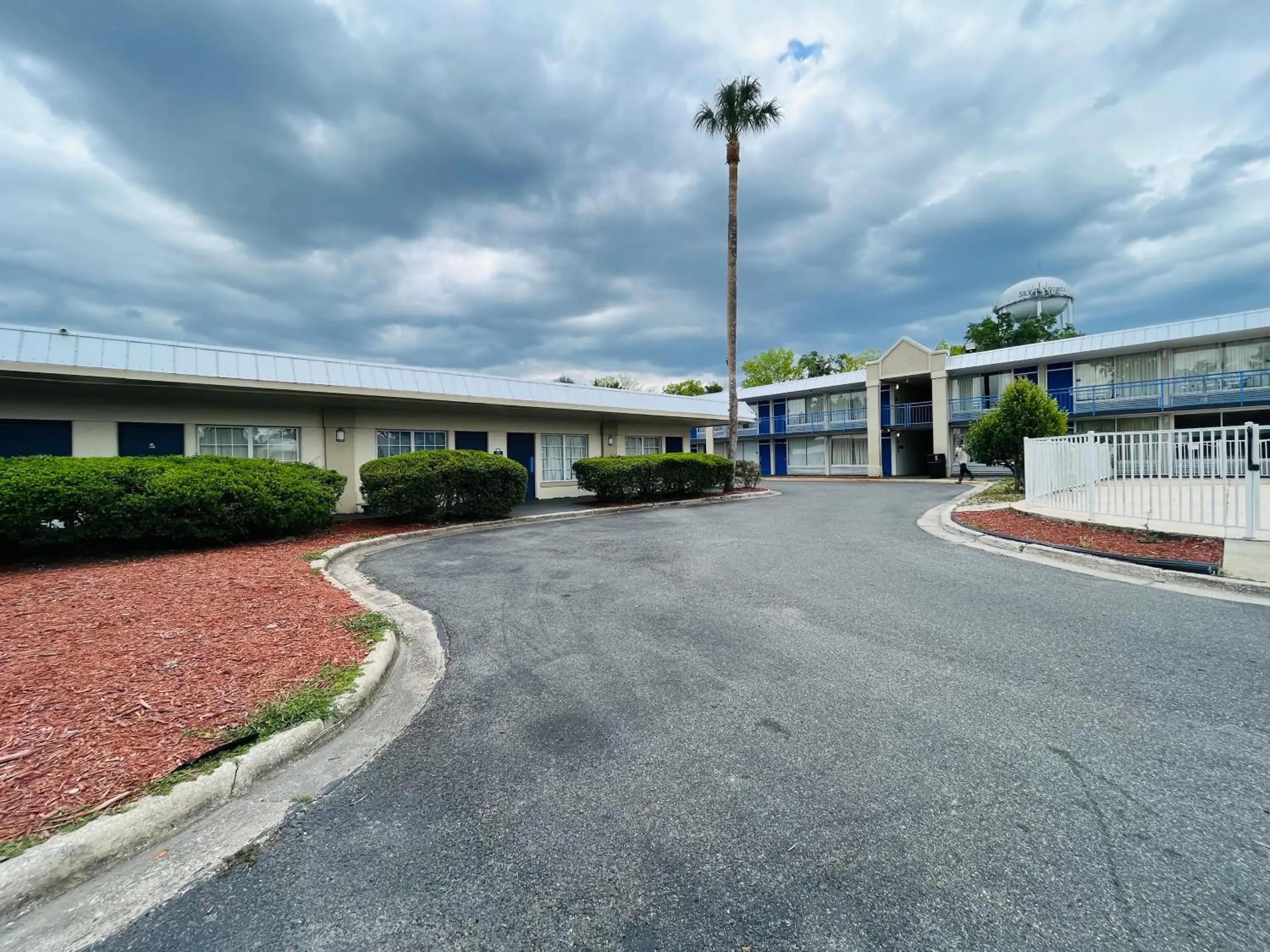 Property Building in Rodeway Inn