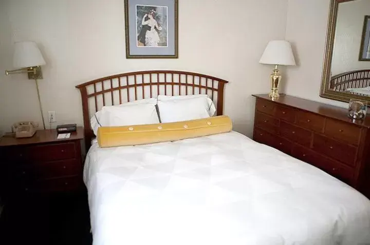 Bed in Coral Reef Inn & Condo Suites