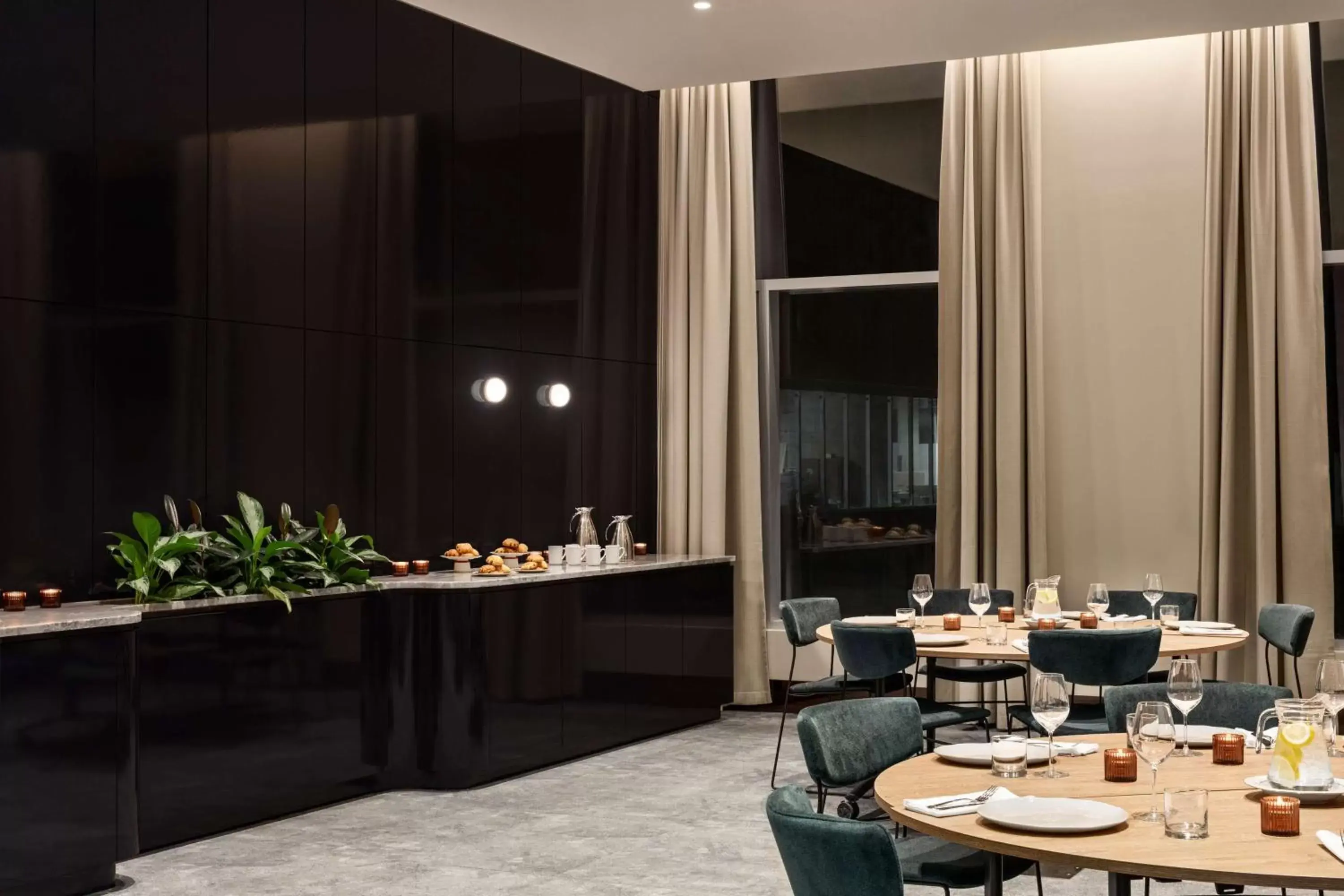 Meeting/conference room, Restaurant/Places to Eat in Hyatt Centric Montreal