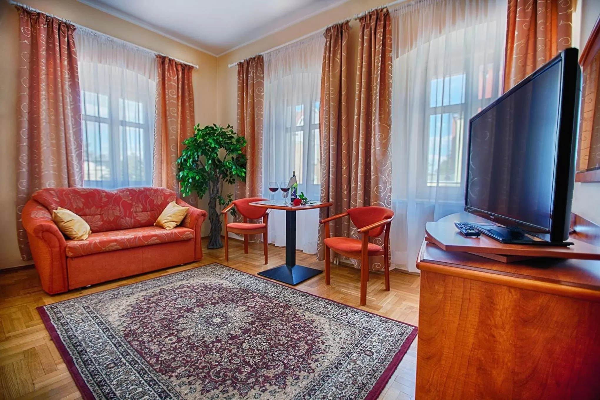 Communal lounge/ TV room in Hotel Restauracja Caspar