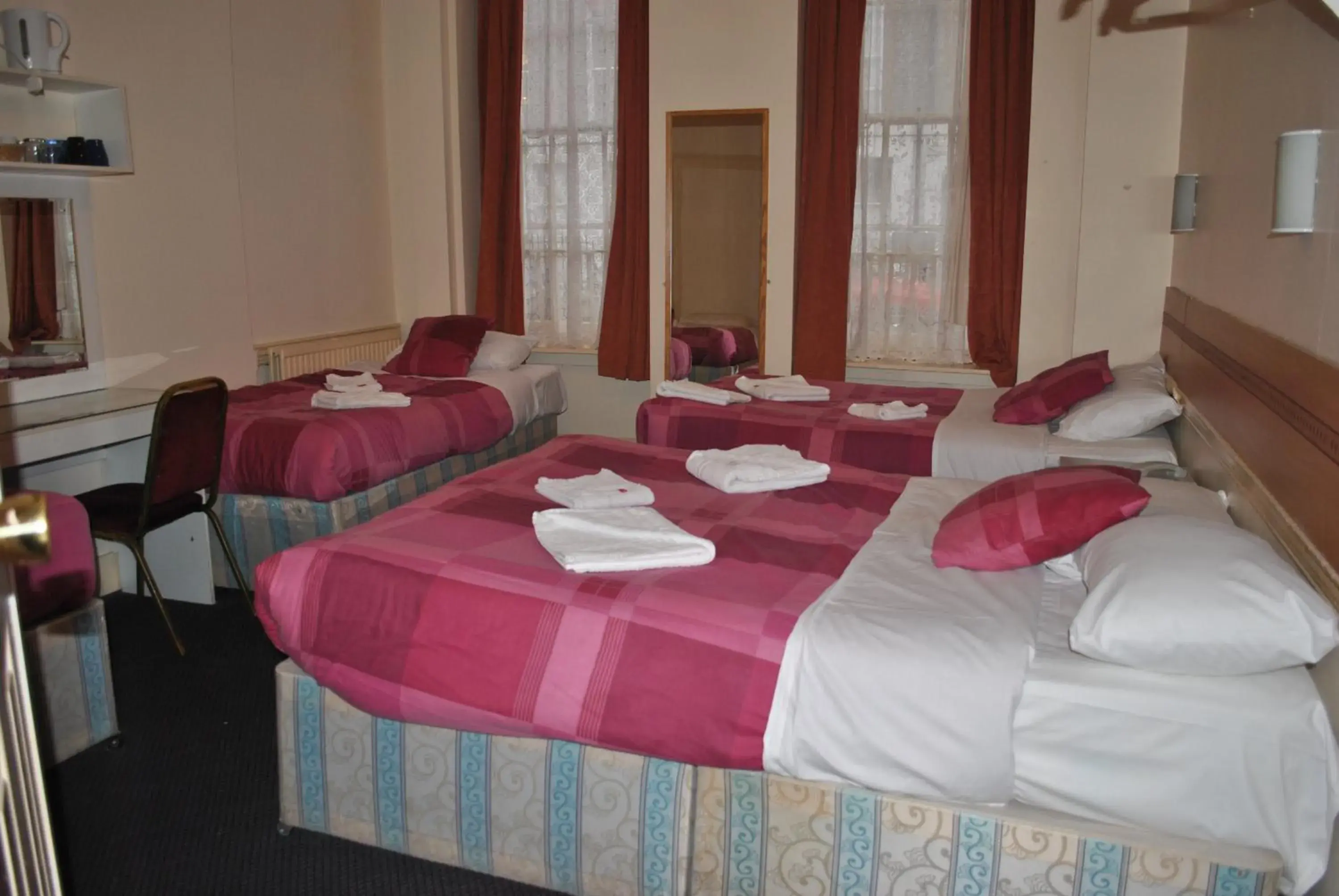 Photo of the whole room, Bed in Guilford House Hotel