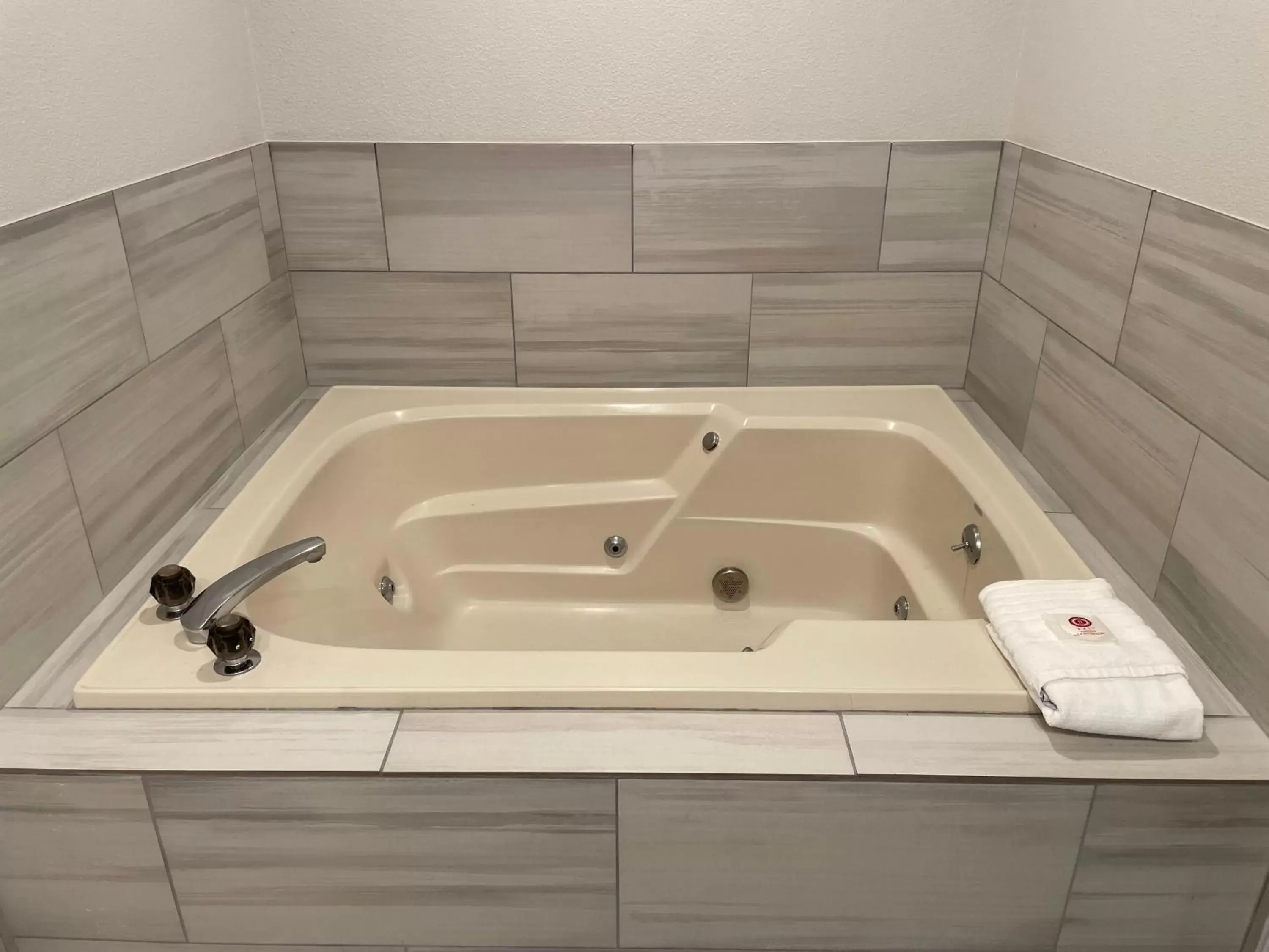 Hot Tub, Bathroom in Comfort Inn & Suites Mundelein-Vernon Hills