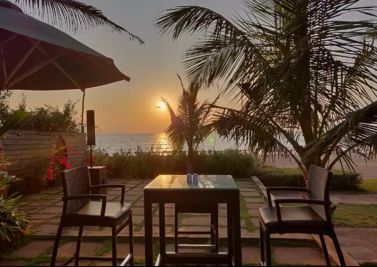 Restaurant/Places to Eat in Chalston Beach Resort