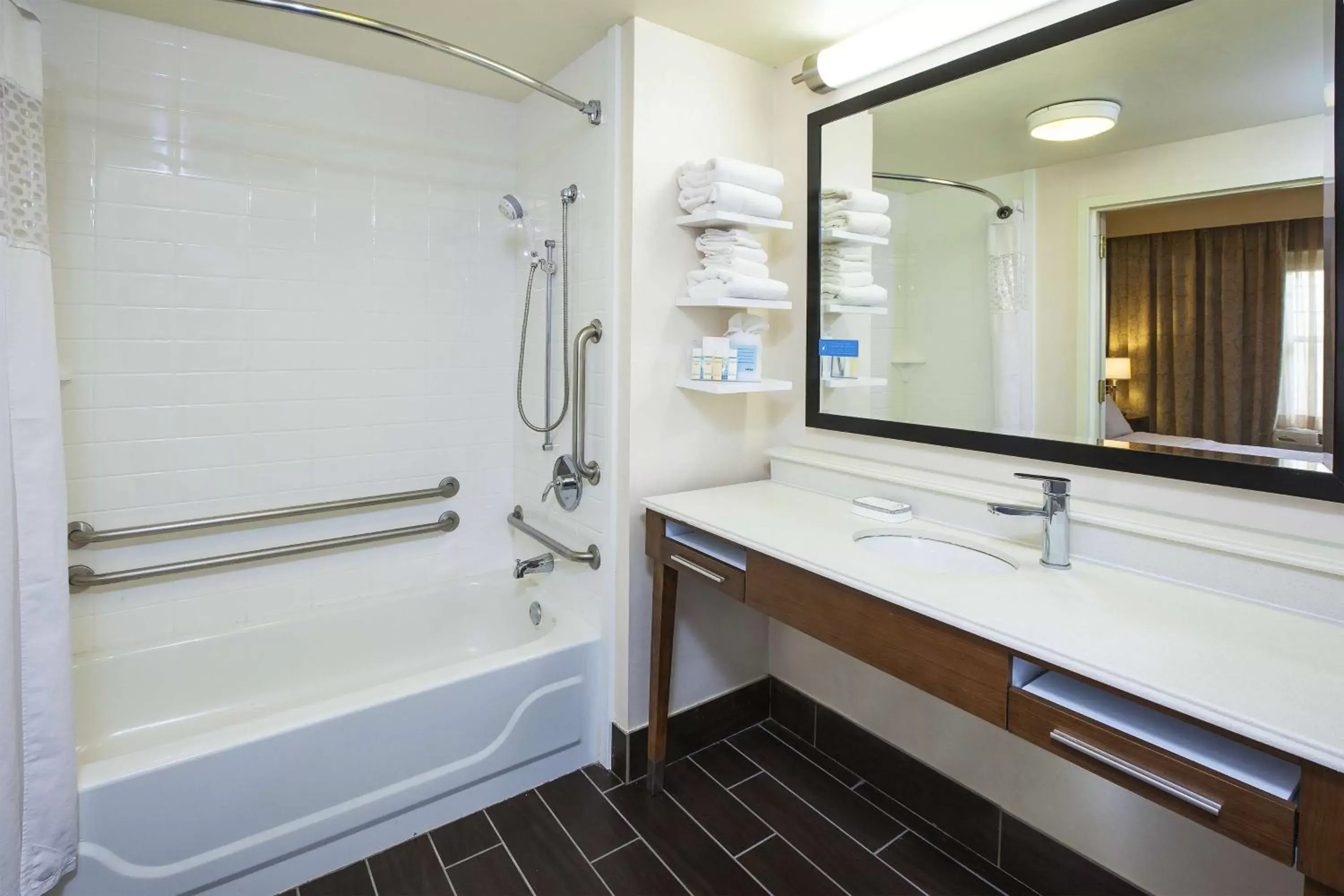 Bed, Bathroom in Hampton Inn & Suites Providence-Warwick Airport