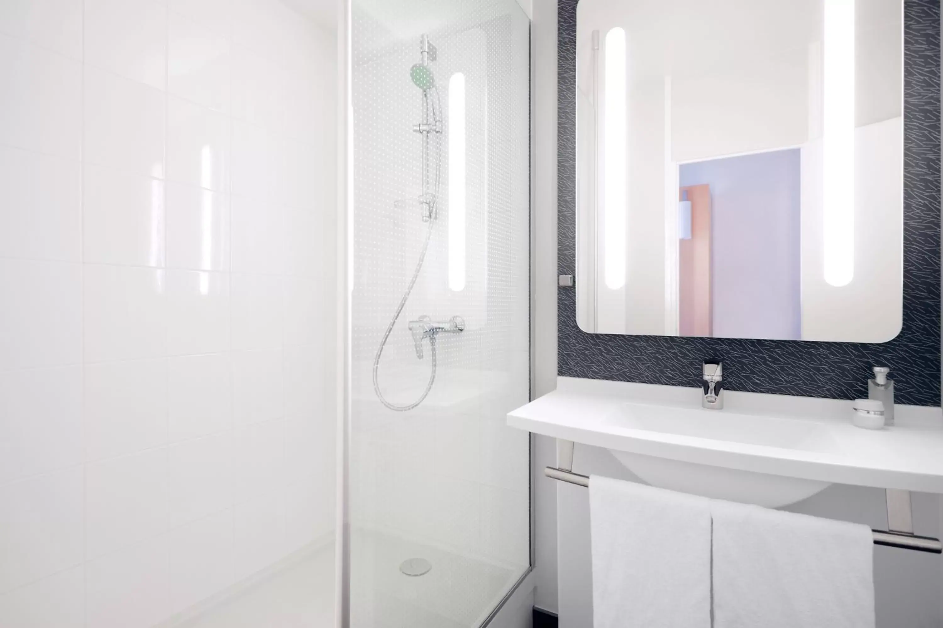 Shower, Bathroom in ibis Montpellier Centre Comedie