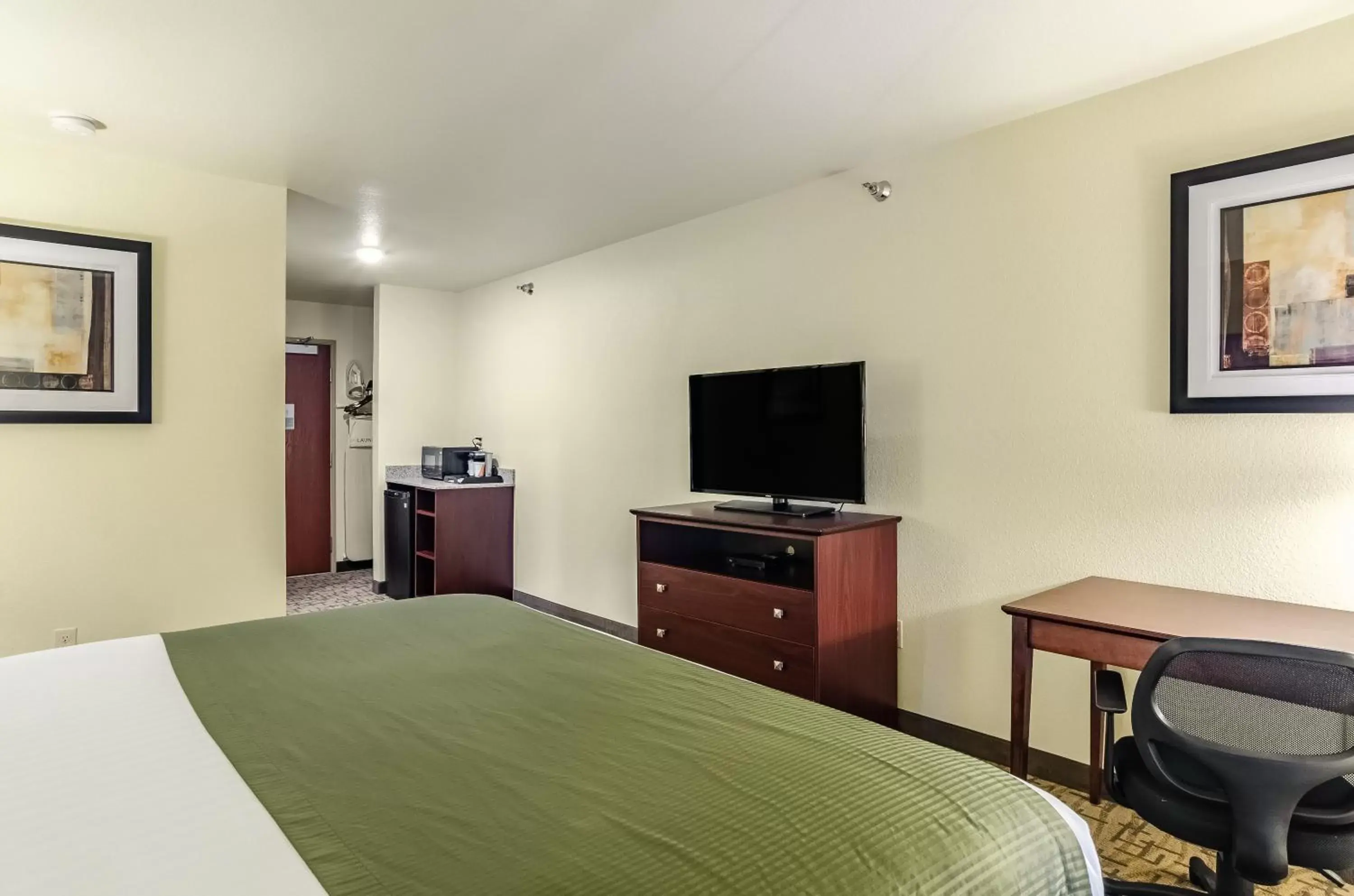 Bed, TV/Entertainment Center in Cobblestone Hotel & Suites - Gering/Scottsbluff