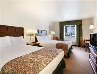 Photo of the whole room, Bed in Baymont by Wyndham Yreka