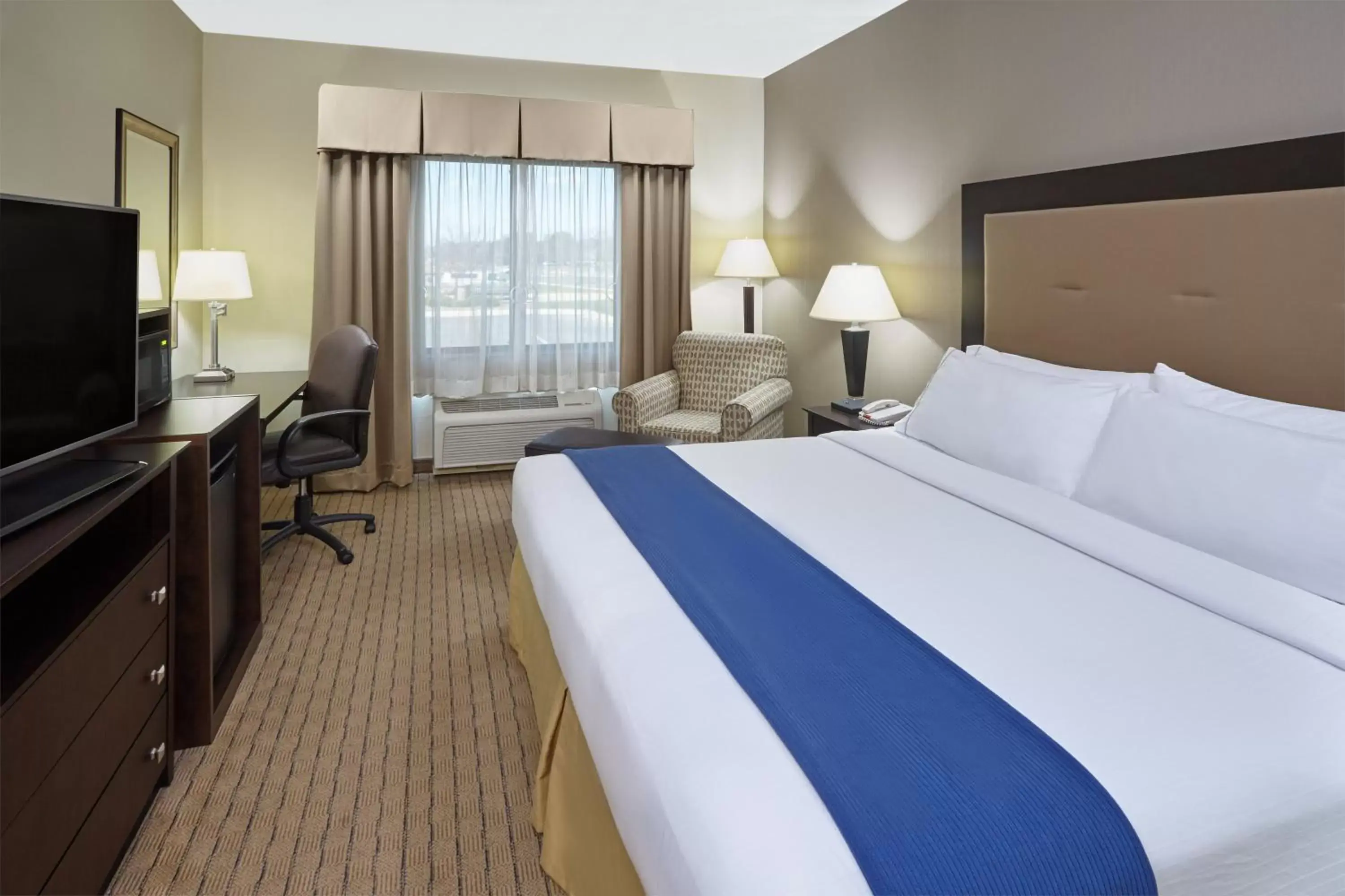 Photo of the whole room, Bed in Holiday Inn Express & Suites Madison-Verona, an IHG Hotel