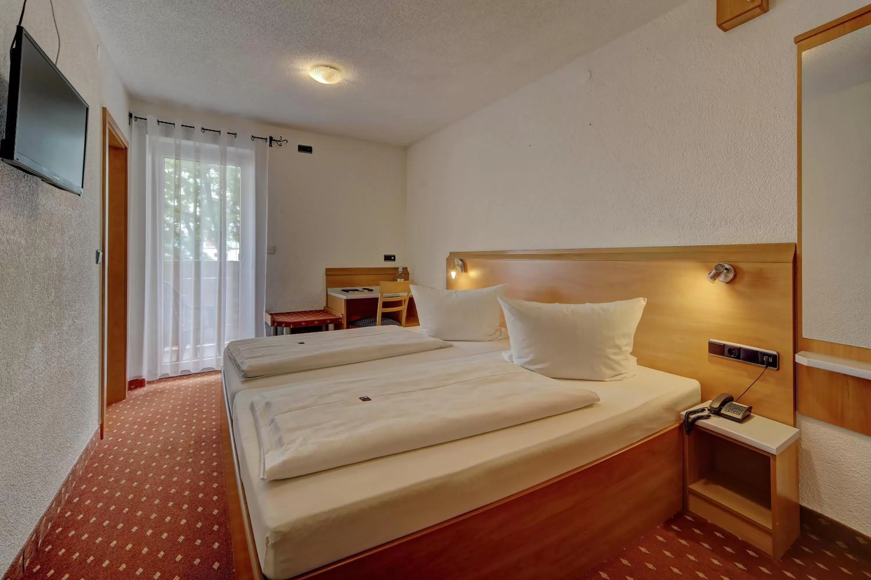 Photo of the whole room, Bed in Hotel Post